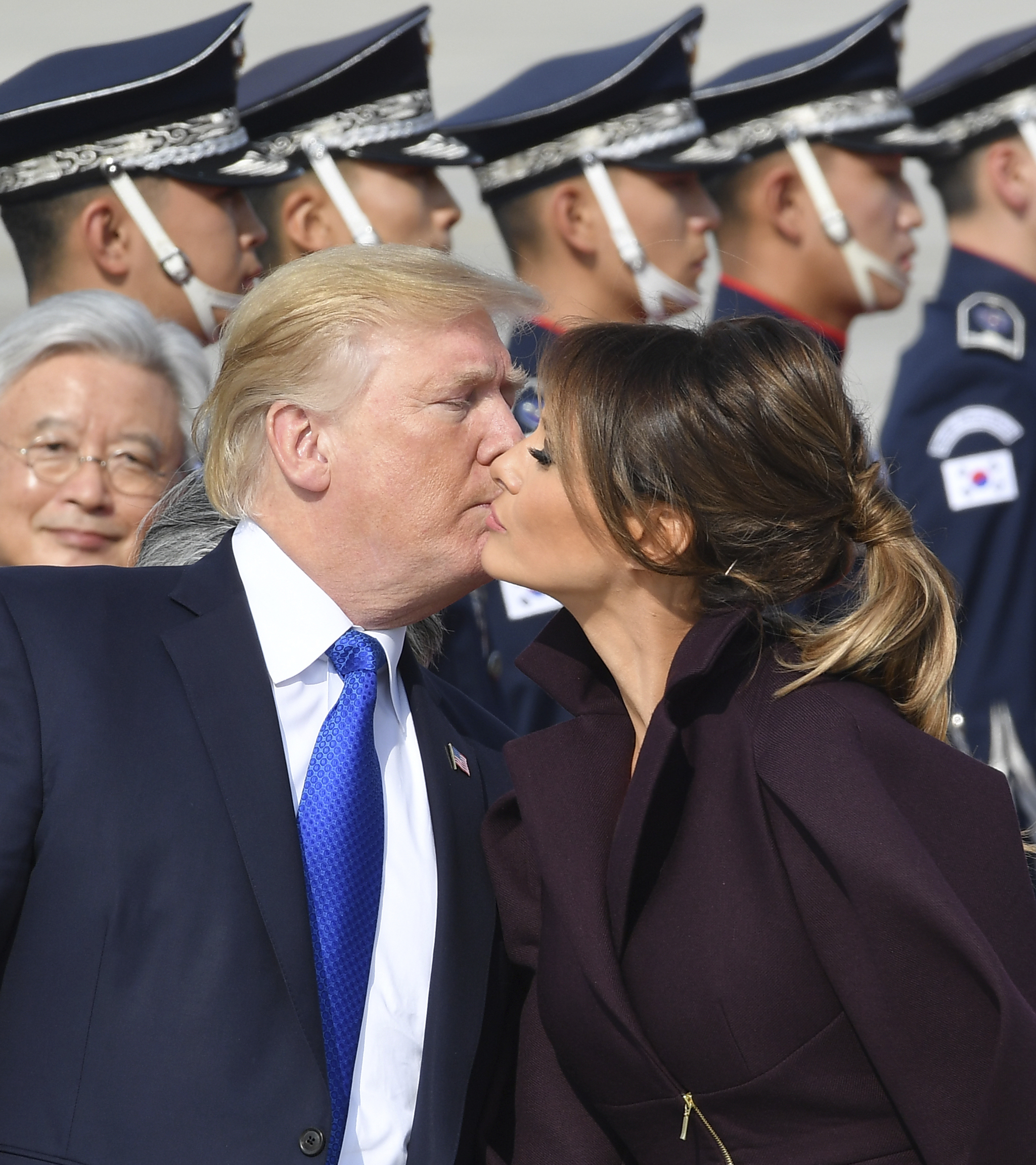 Доналд Тръмп целува Мелания Тръмп при пристигането им във военновъздушна база в Южна Корея