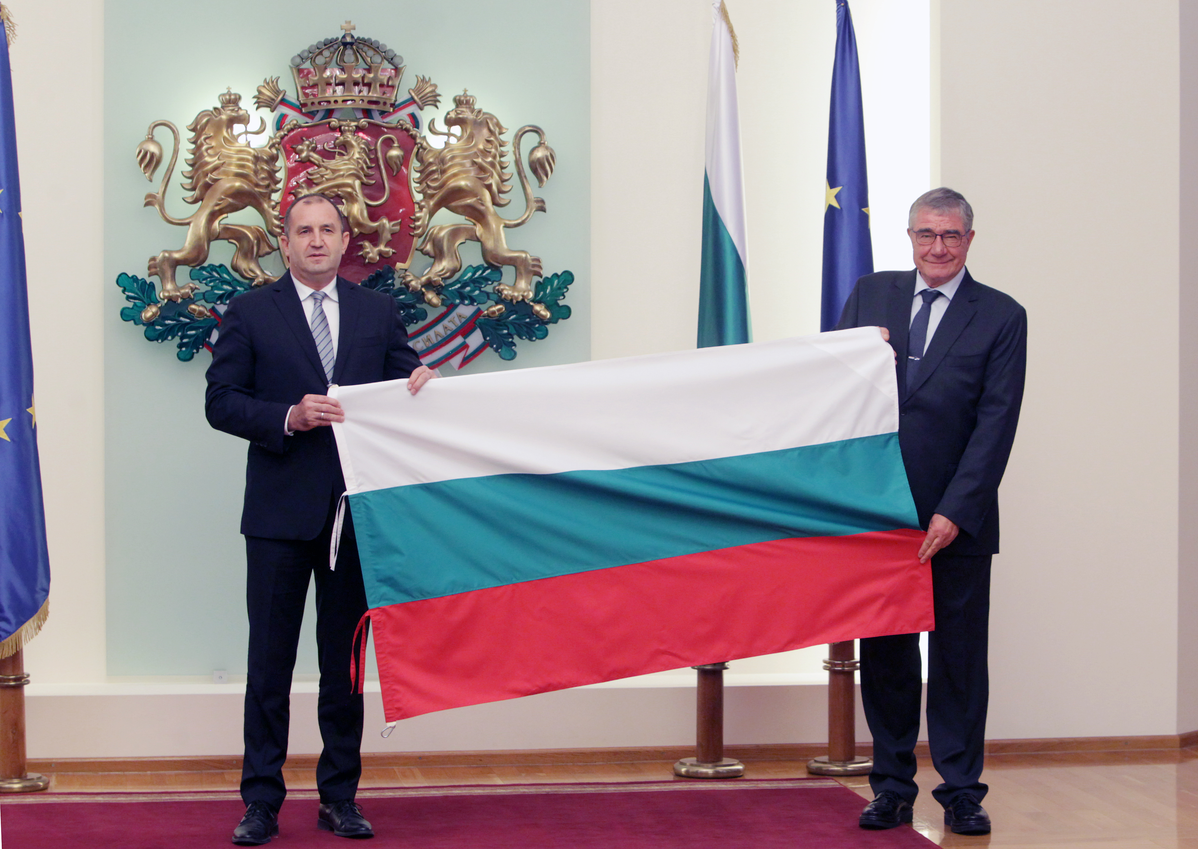 Румен Радев връчи националното знаме на проф. Пимпирев