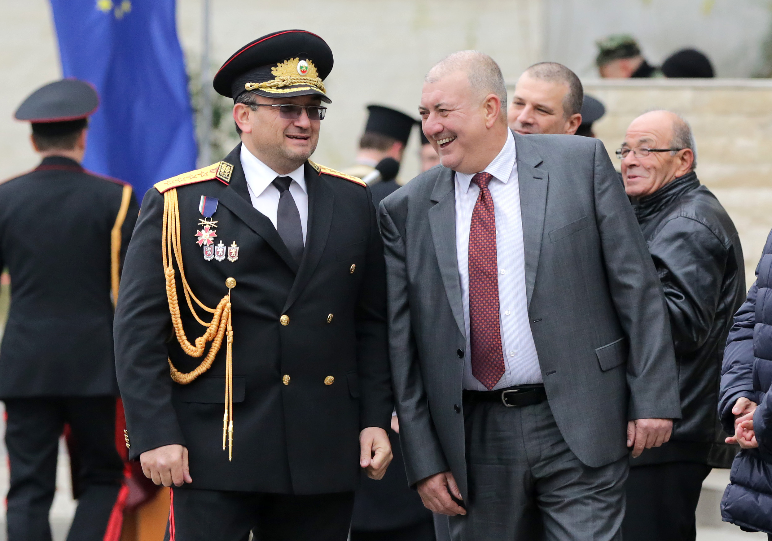 Главният секретар на МВР Младен Маринов (ляво) и директорът на Агенция ”Митници” Георги Костов на празника на полицията