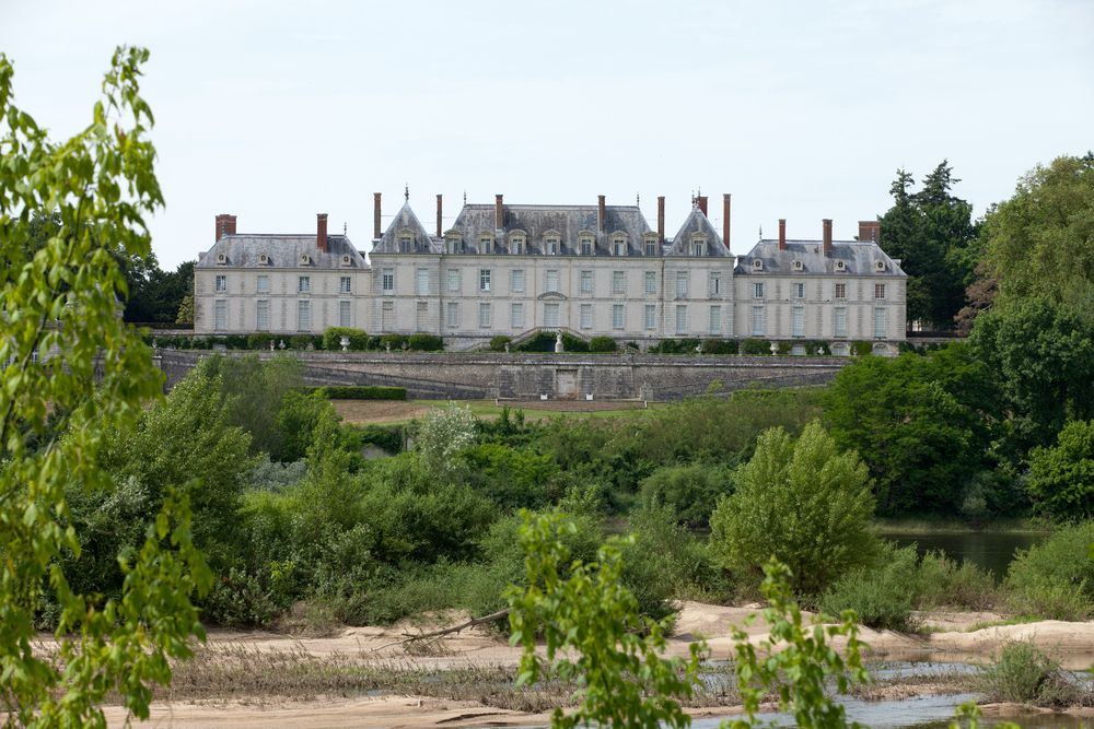 Продават замъка на мадам Помпадур (снимки)