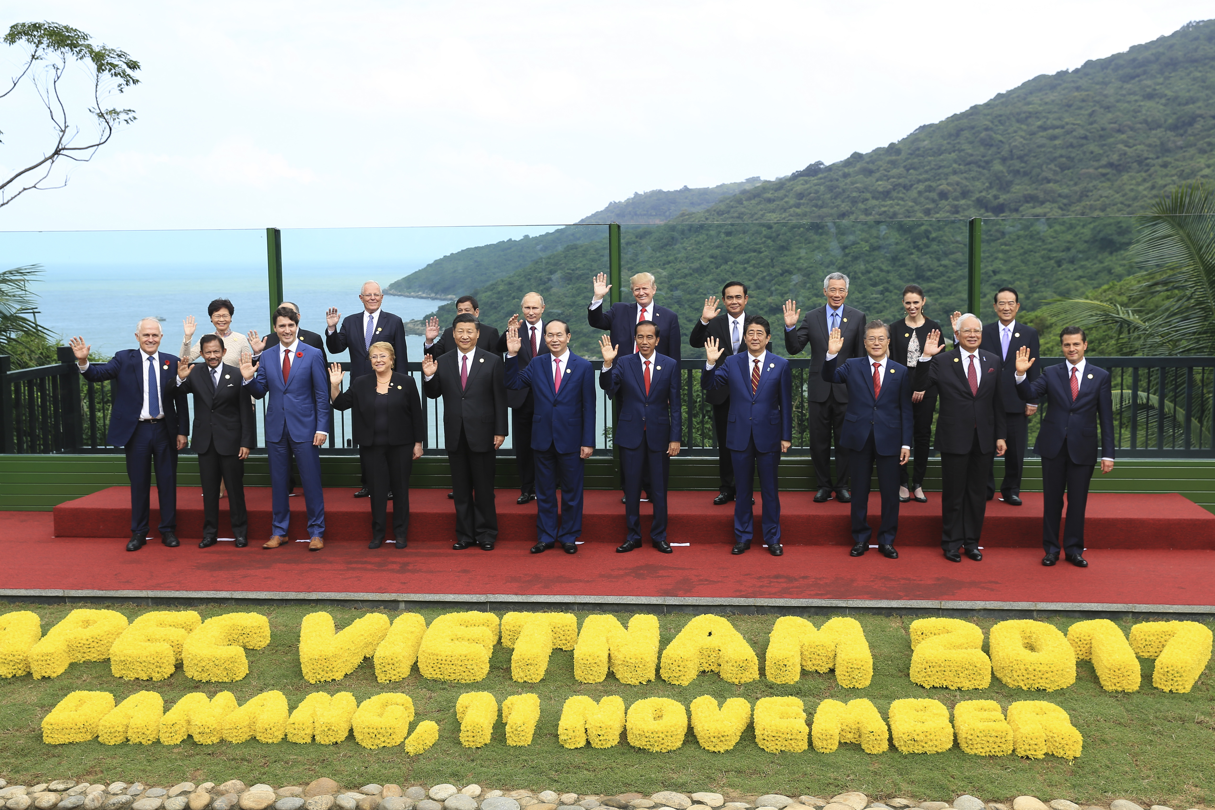 ”Фамилна” снимка на участниците в срещата във Виетнам