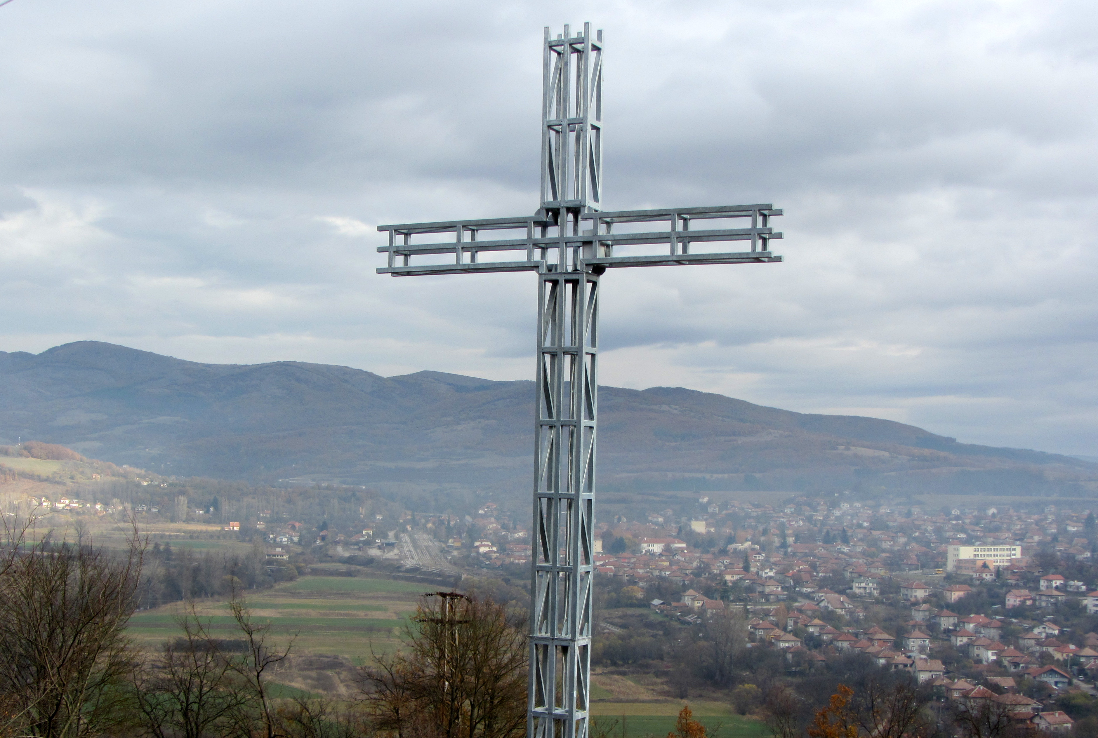 Осветен бе 15-метровият кръст над Земен