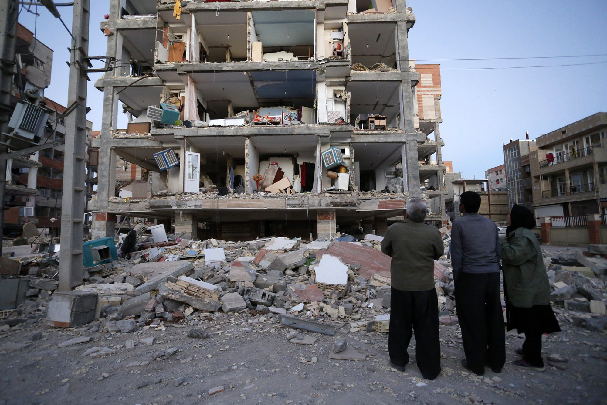 Разрушения в иранския град Сарпол-е-Захап, 70 000 остават без подслон