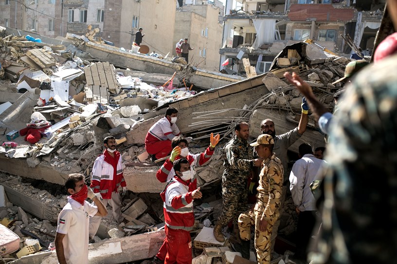 Спасителни екипи търсят оцелели след земетресението