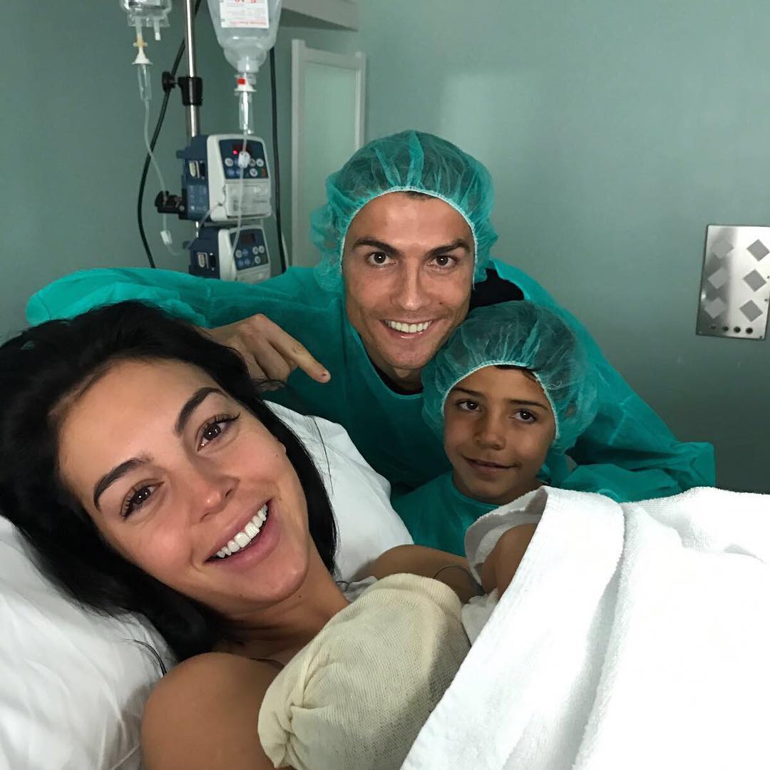 Кристиано Роналдо с Джорджина Родригес, сина си Кристиано Роналдо-младши и новородената си дъщеря