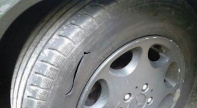 Неизвестни пукат гуми и трошат коли на студенти в Пловдив