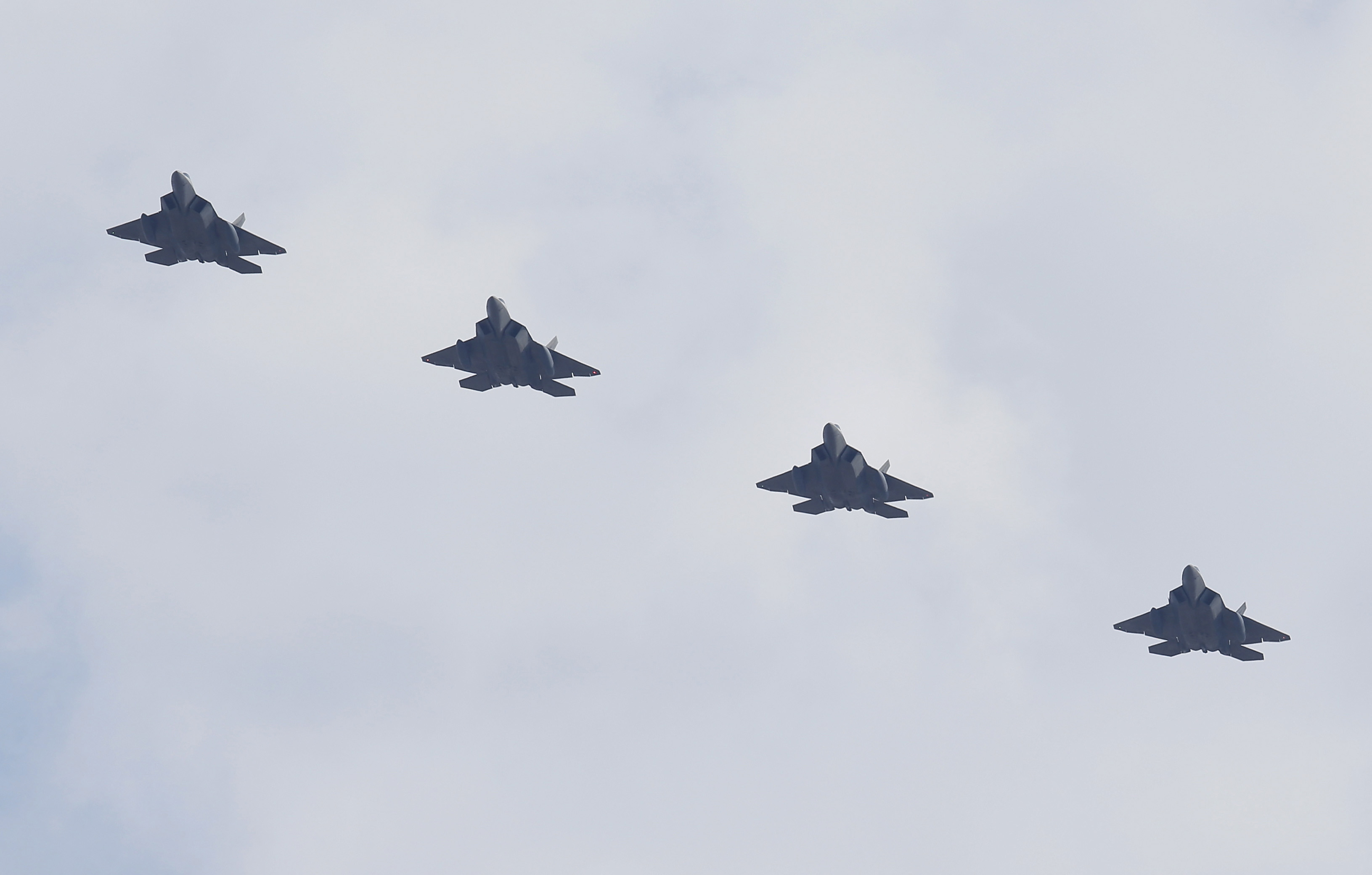 Самолети F-22 от палубната авиация на САЩ изпълняват полет над Южна Корея