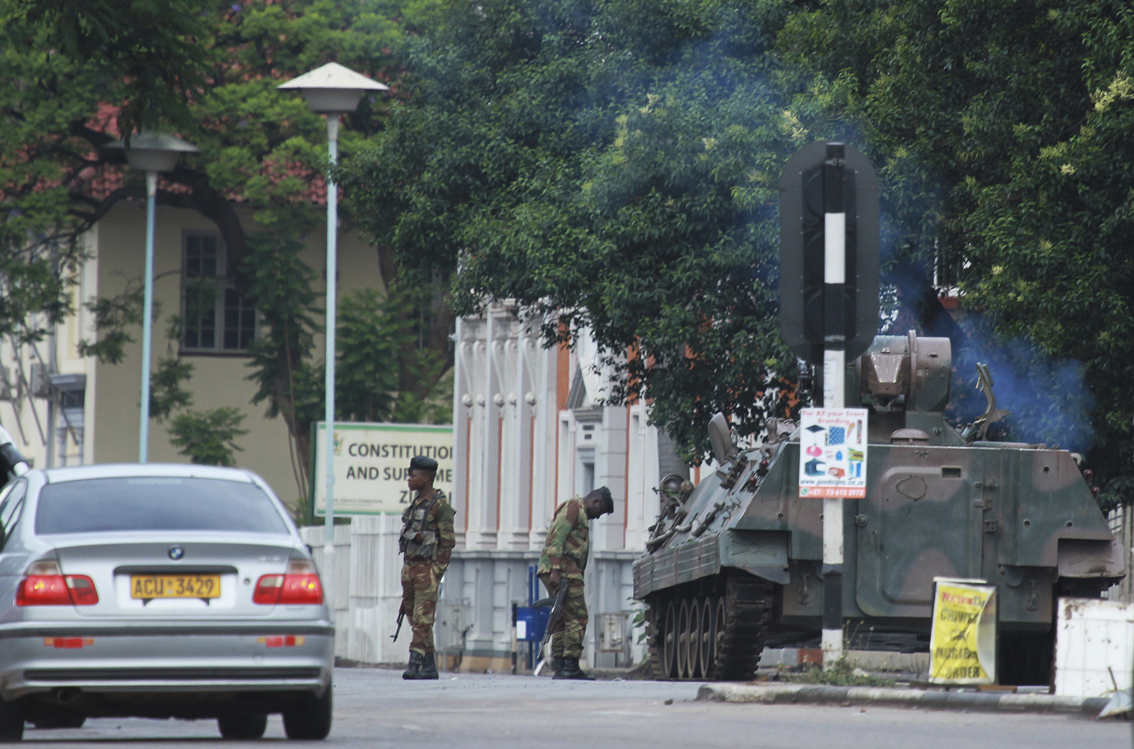 Зимбабвийски военни на подстъпите към офиса на президента Робърт Мугабе в столицата Хараре