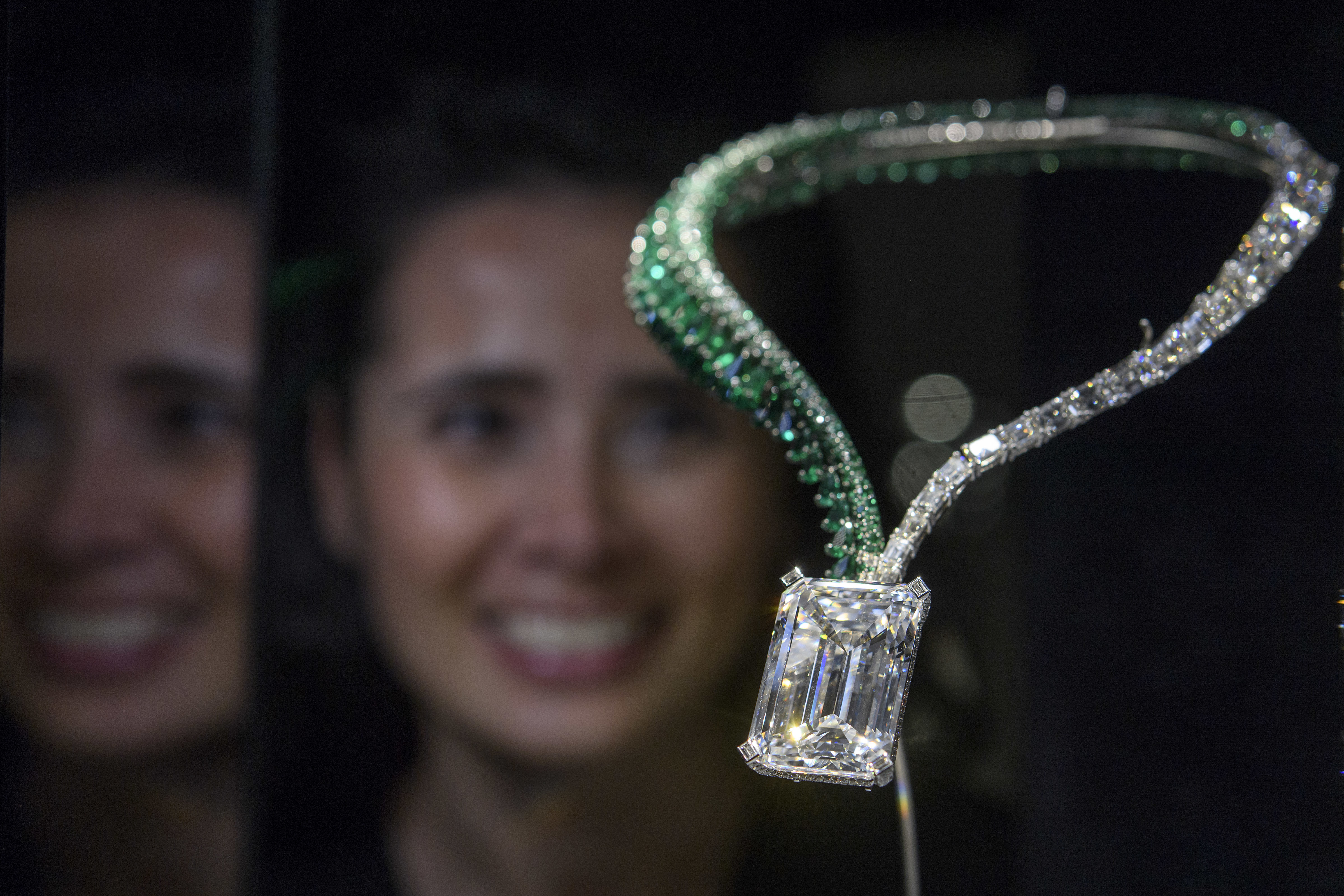 163-каратов диаманд бе продаден на търг за 34 млн. долара от аукционна къща Кристис (Christie's)