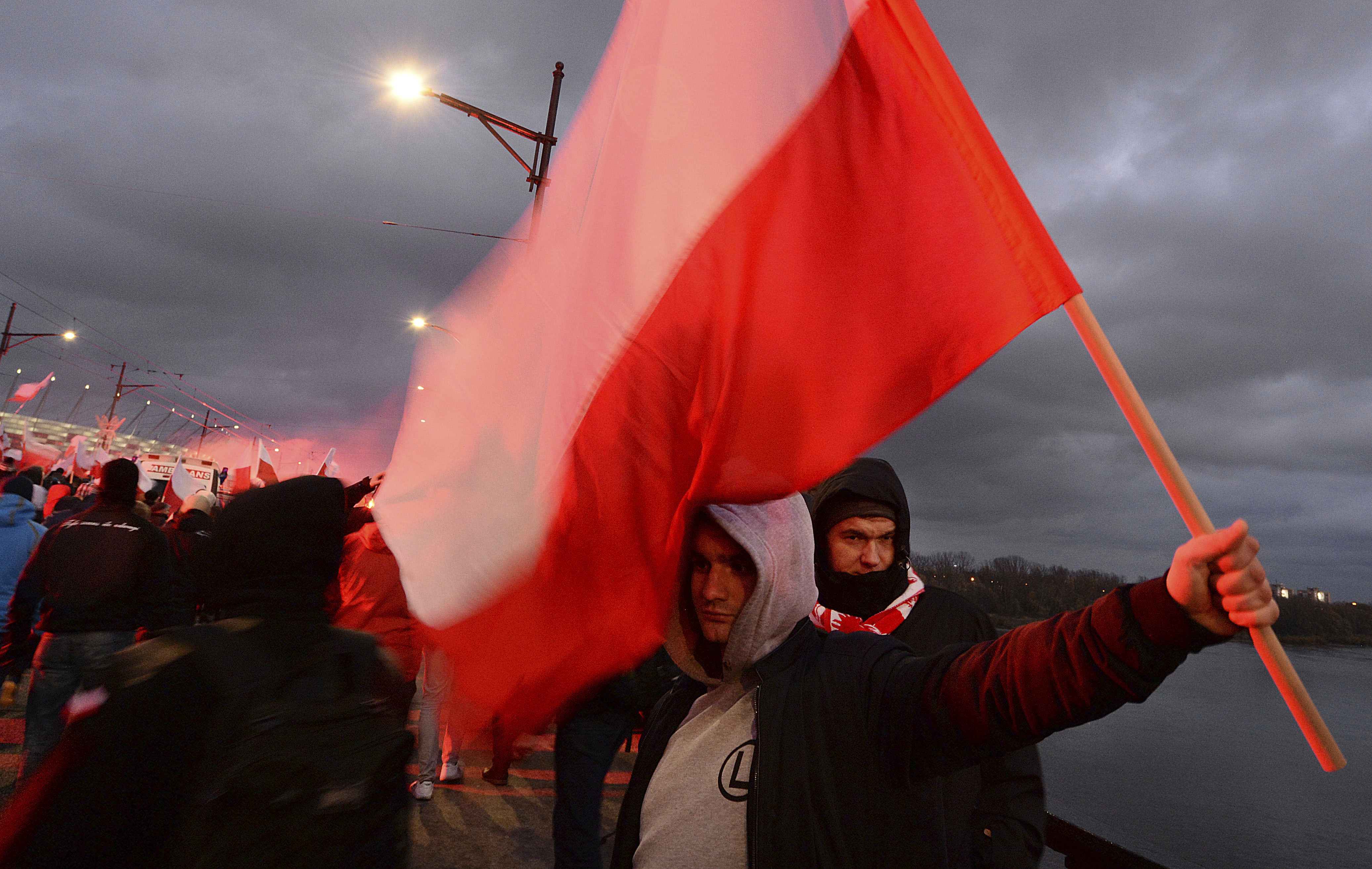 На какво се дължи поразителният възход на неофашисти в Полша