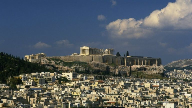 В дни на строг локдаун навлиза гръцката столица Атина и