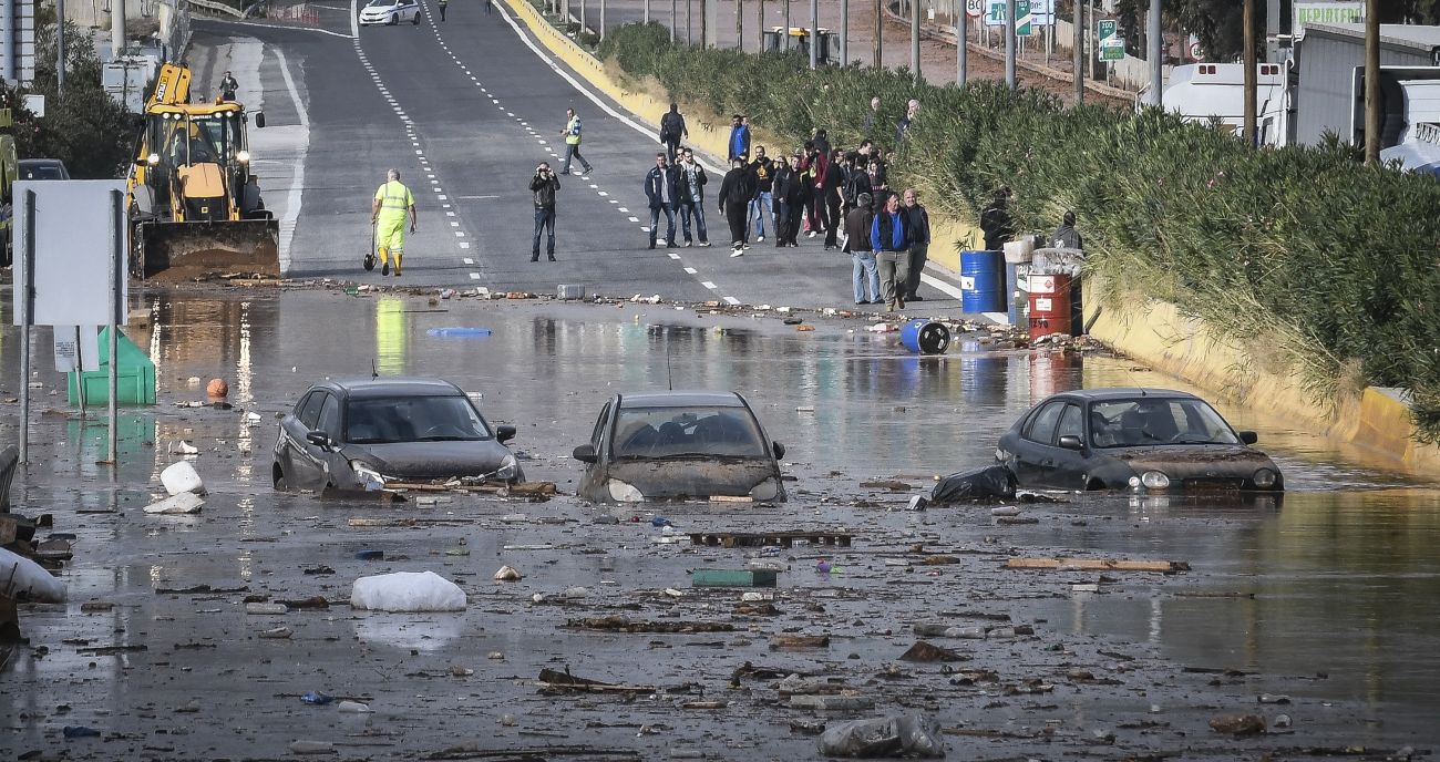 Пътищата са под вода