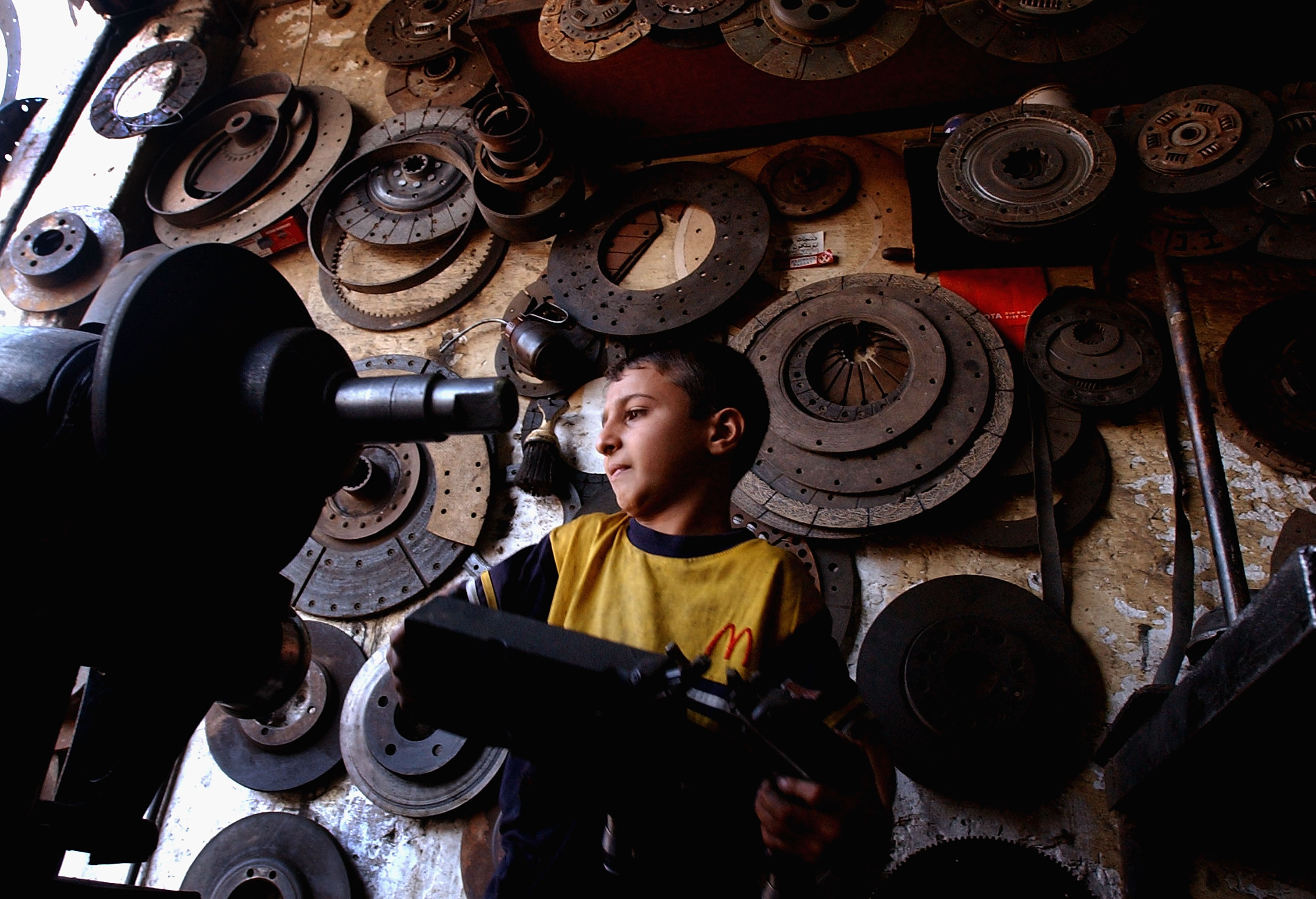 12-годишният Сейф Салах работи в авторемонтна работилница в Багдад
