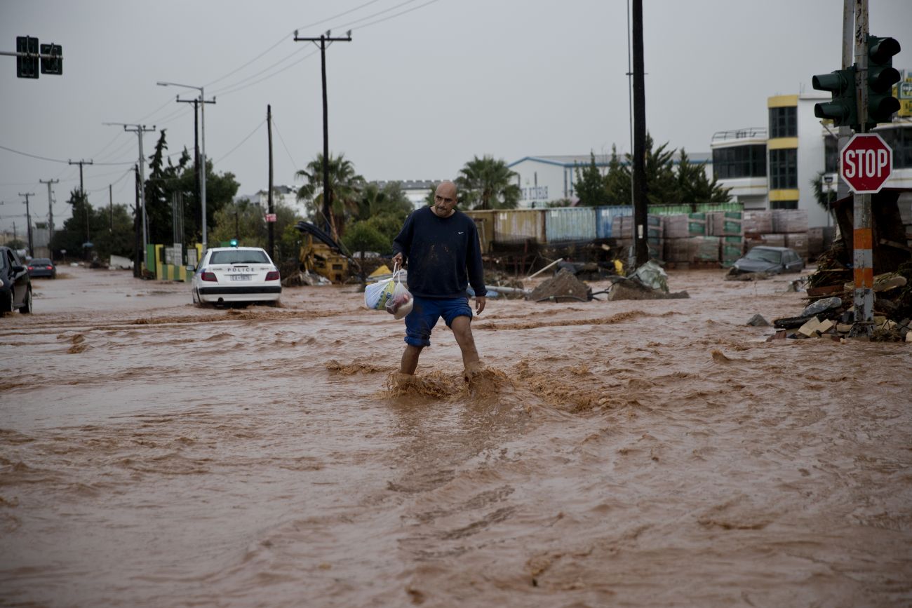 Четирима арестувани за обири в наводнените до Атина райони