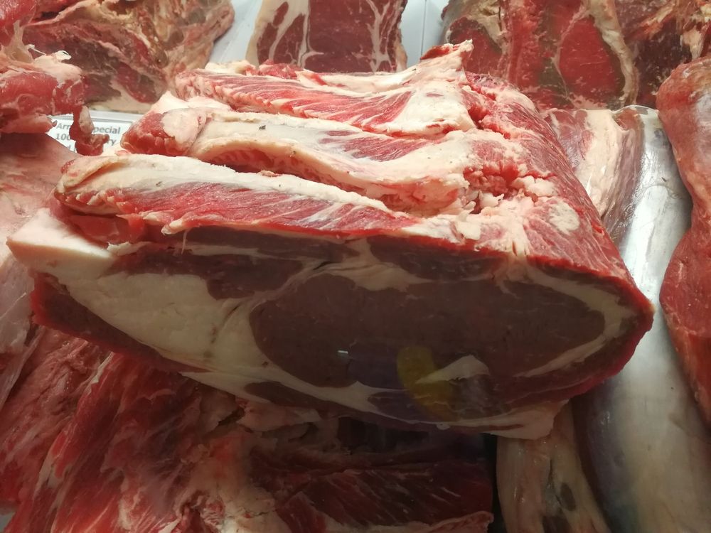Откриха незаконна кланица, иззето е 1237 кг месо