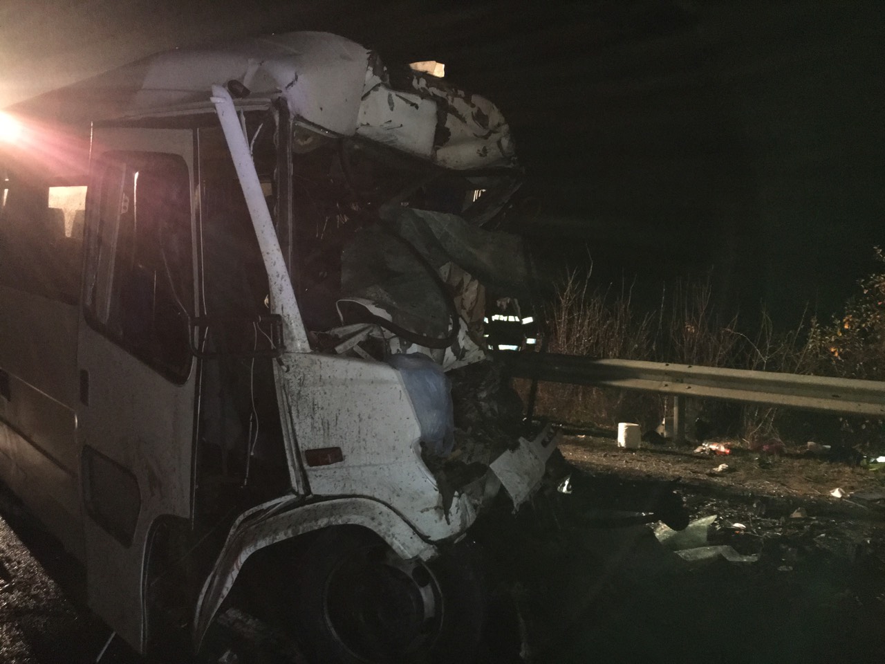 При катастрофата край Микре между камион и автобус има много убити и ранени
