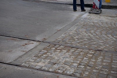 Половината от бул. ”Дондуков” е с асфалт, другата с павета