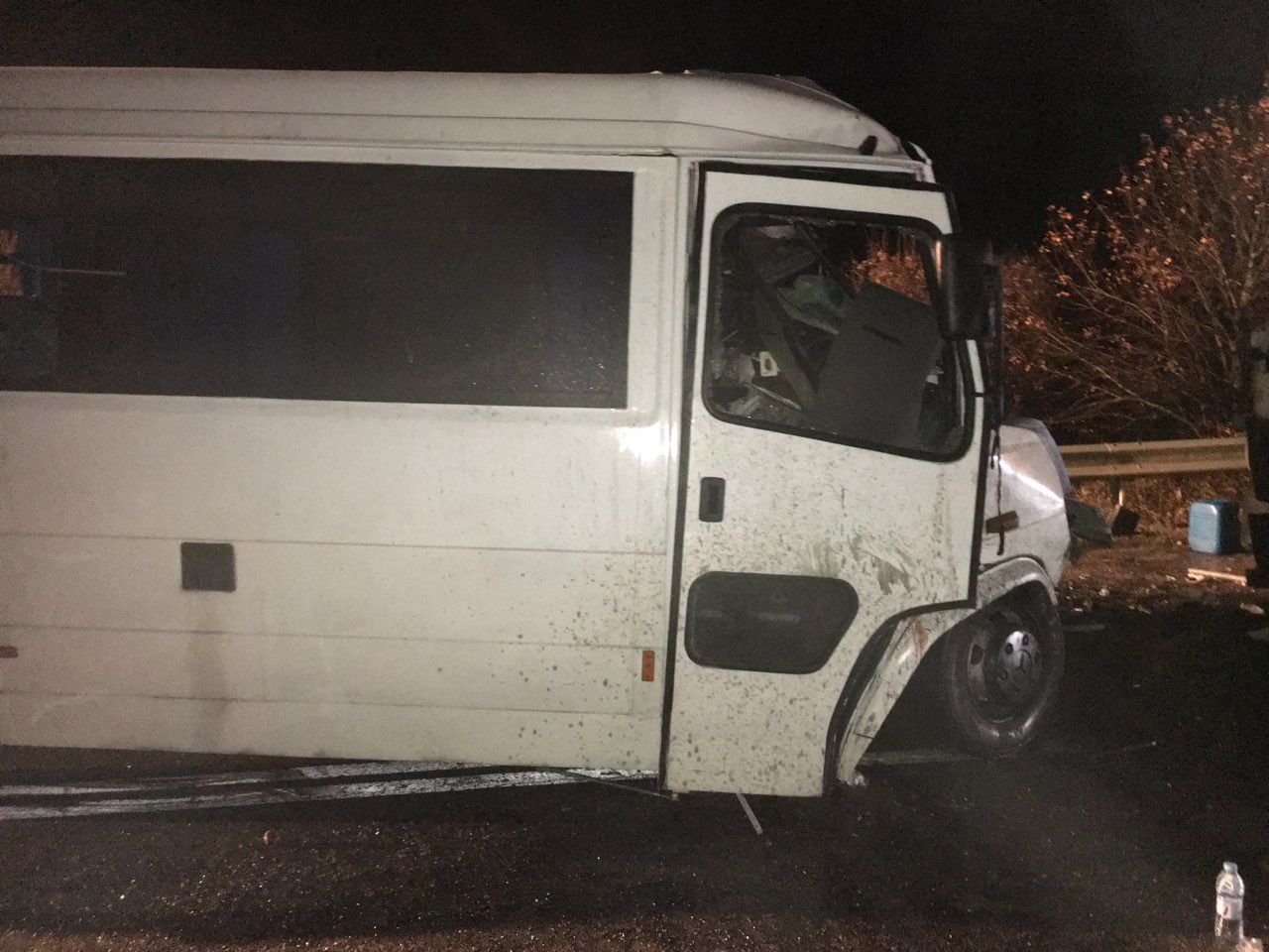 9 души загинаха при челния удар между автобуса и камиона