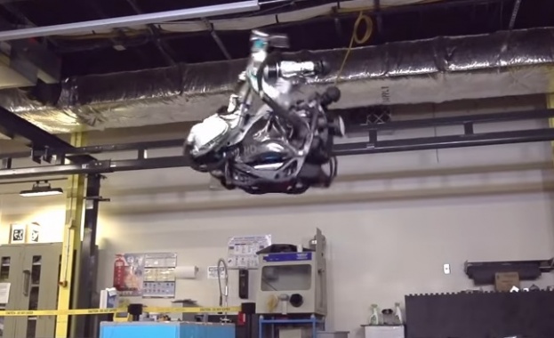 Представиха робот, който скача и прави салто (видео)