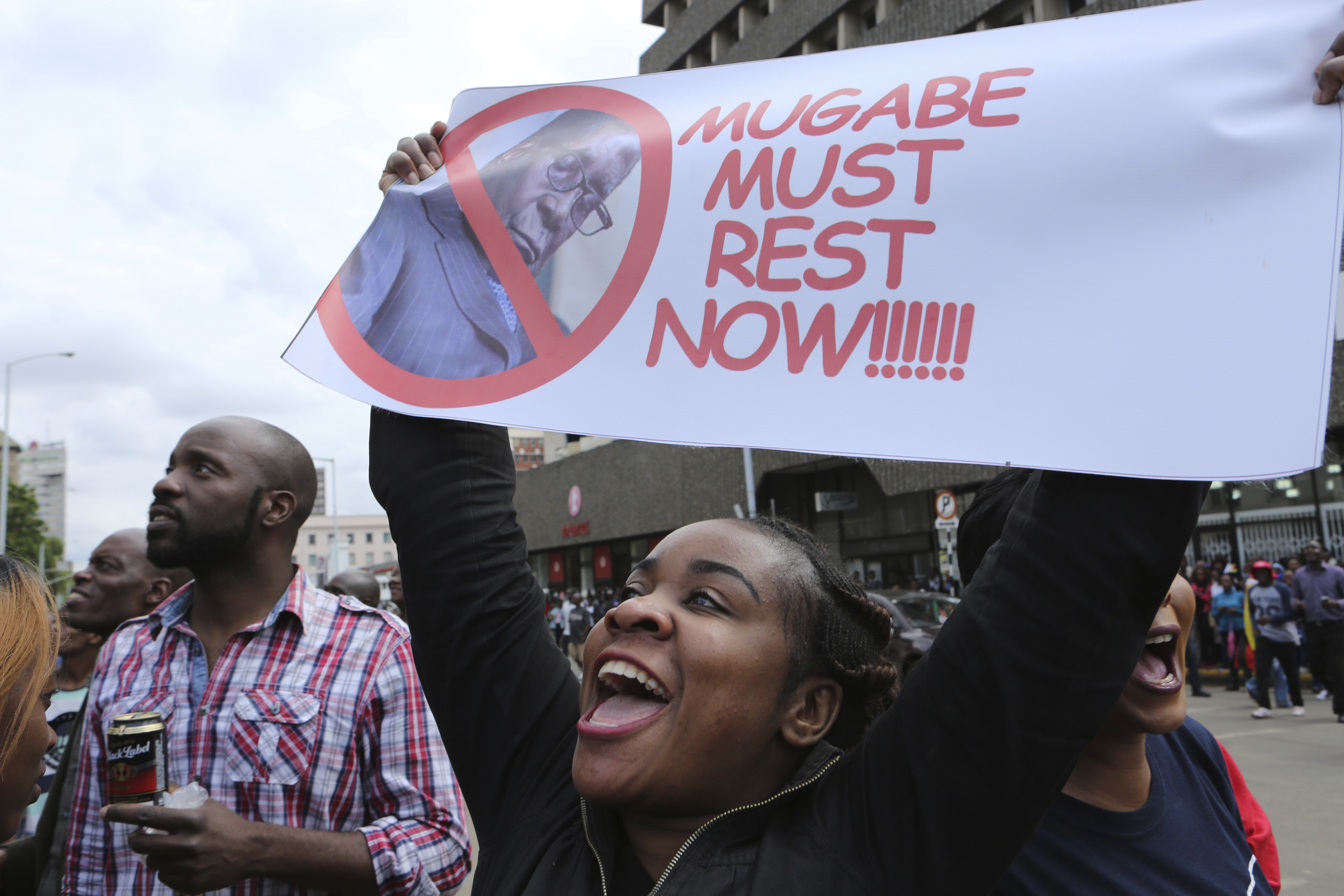 Десетки хиляди изпълниха улиците на Хараре и поискаха оставката на  президента Робърт Мугабе
