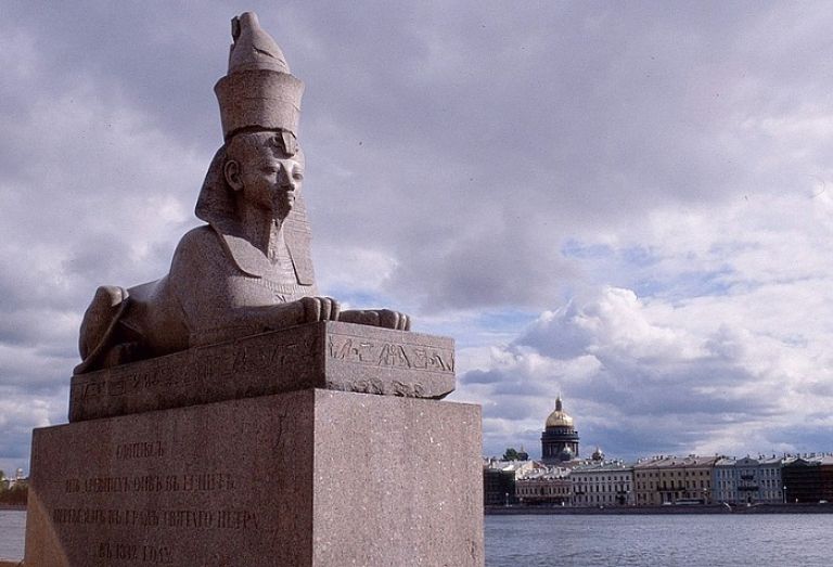 Мен əжетханада əріптесімді кездестіріп, онымен жыныстық қатынасқа түстім. Қыз жігіттің есегін сүйеді (порно)