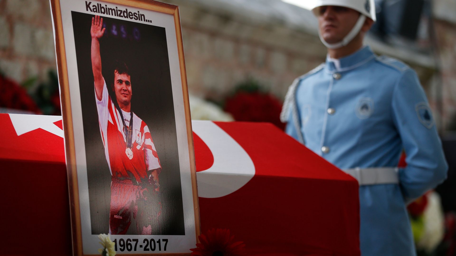 Близо 2 години след кончината на легендарния щангист Наим Сюлейманоглу
