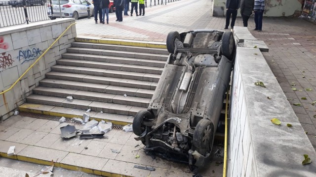 Жена преобърна колата си в пешеходен подлез в центъра на Пловдив