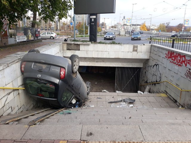 Жена преобърна колата си в пешеходен подлез в центъра на Пловдив