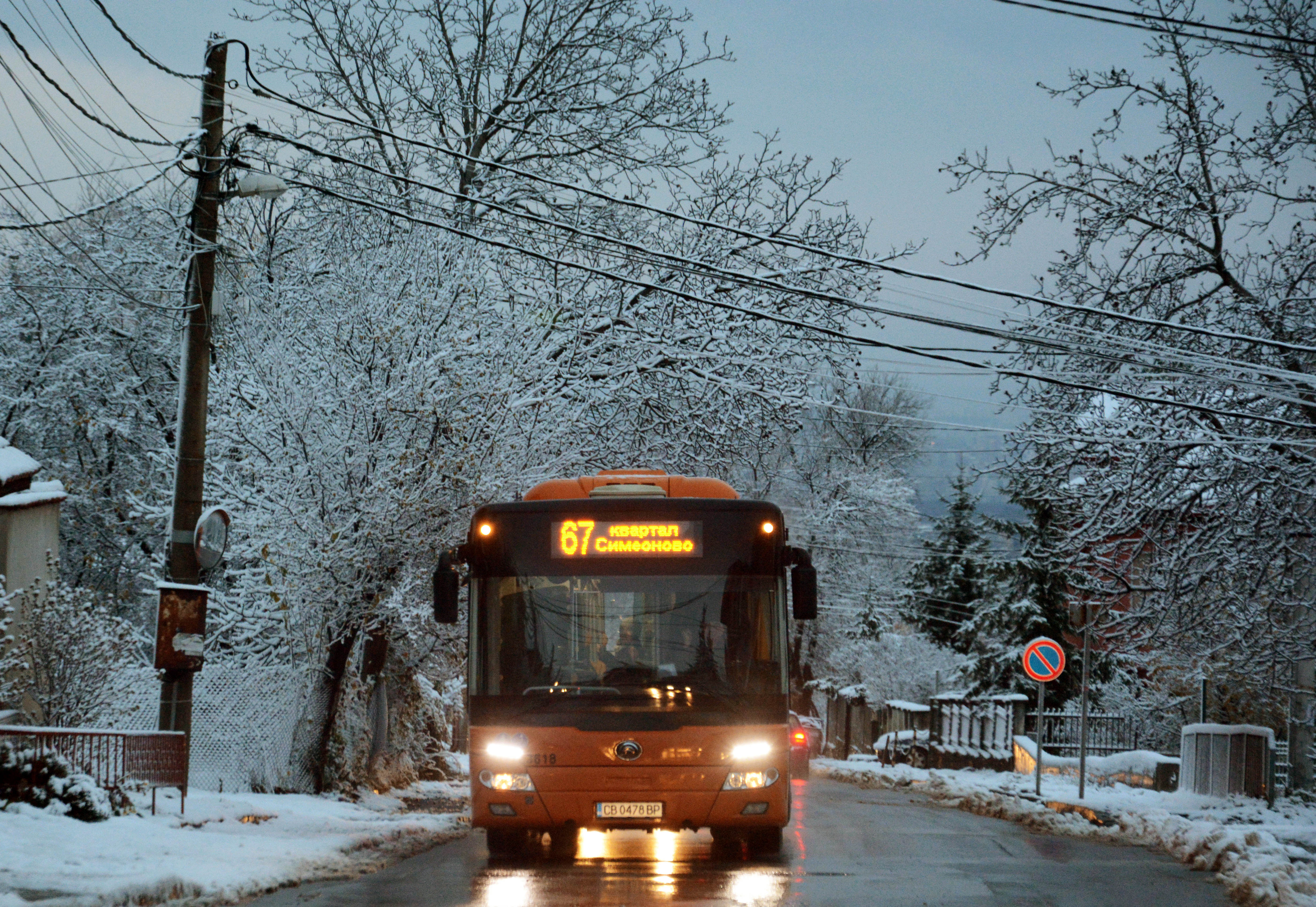 Първи сняг в София, пътищата са обработени