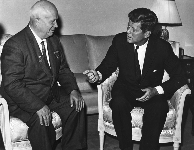Хрушчов и Кенеди успяха да избегнат ядрен апокалипсис преди 55 години