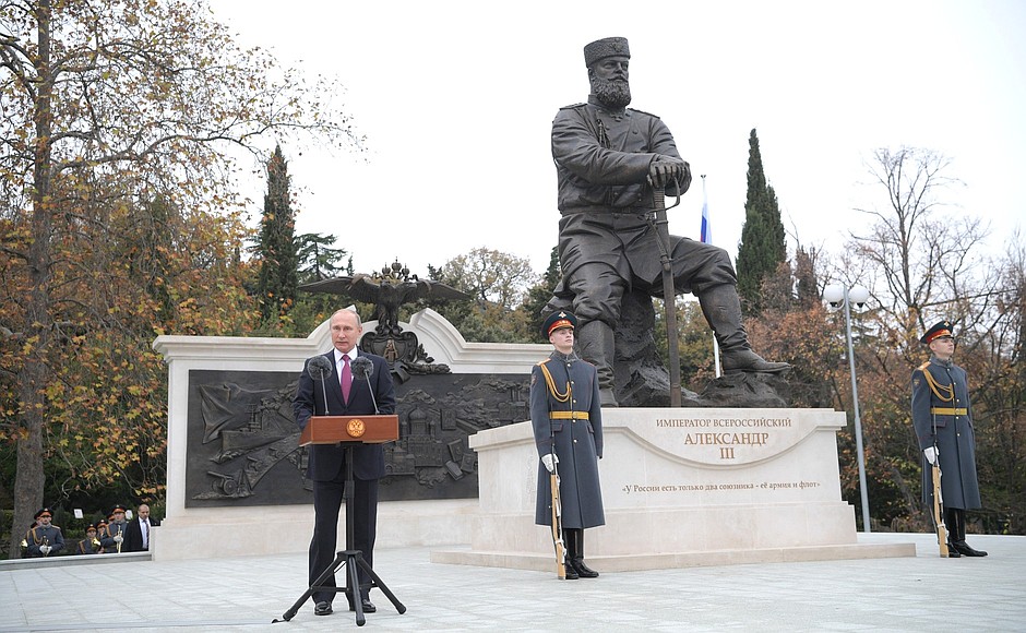 Руският президент Владимир Путин откри паметник на Александър трети в Крим
