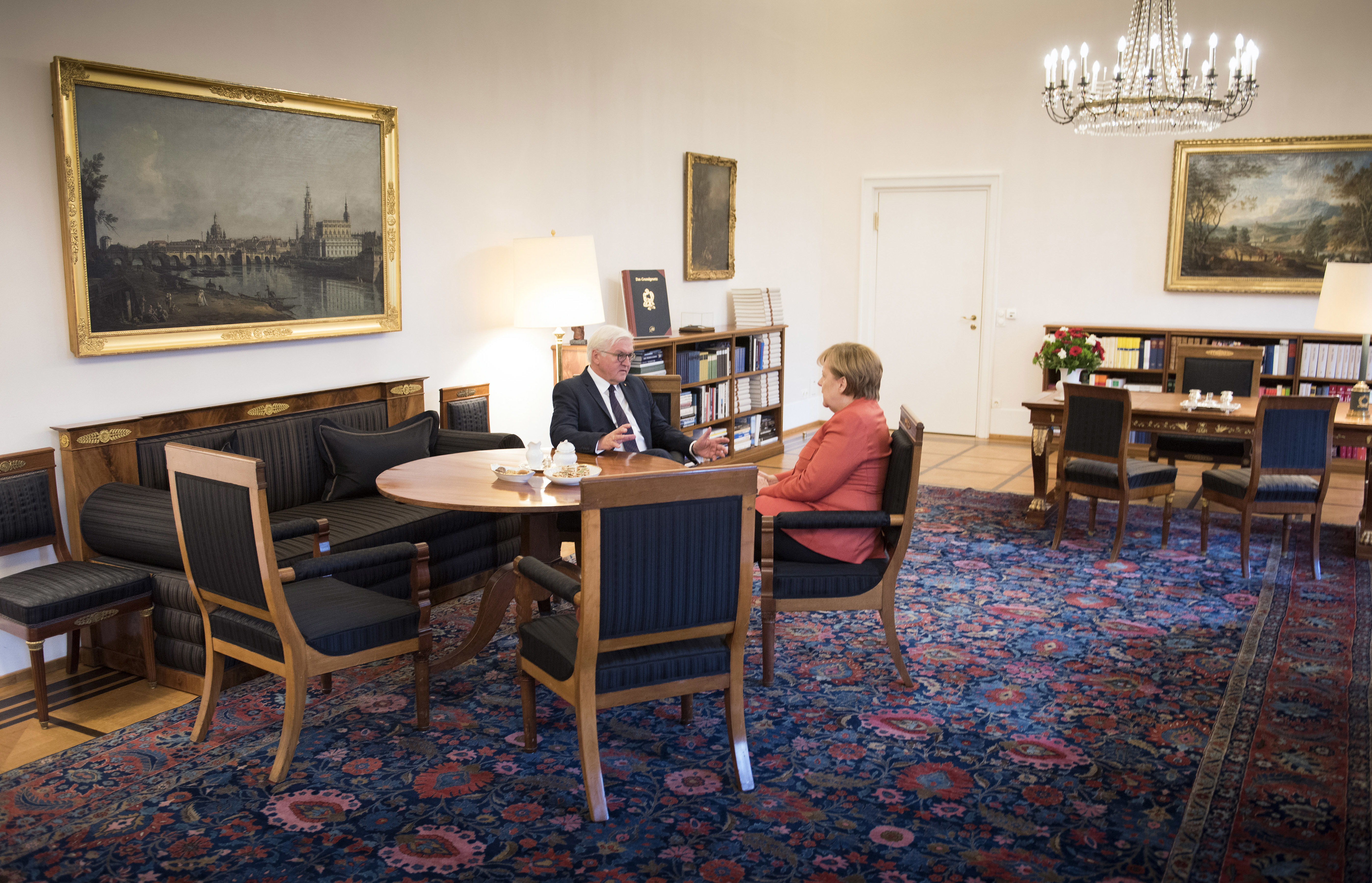 Президентът на Германия Франк-Валтер Щайнмайер разговаря с канцлера Ангела Меркел