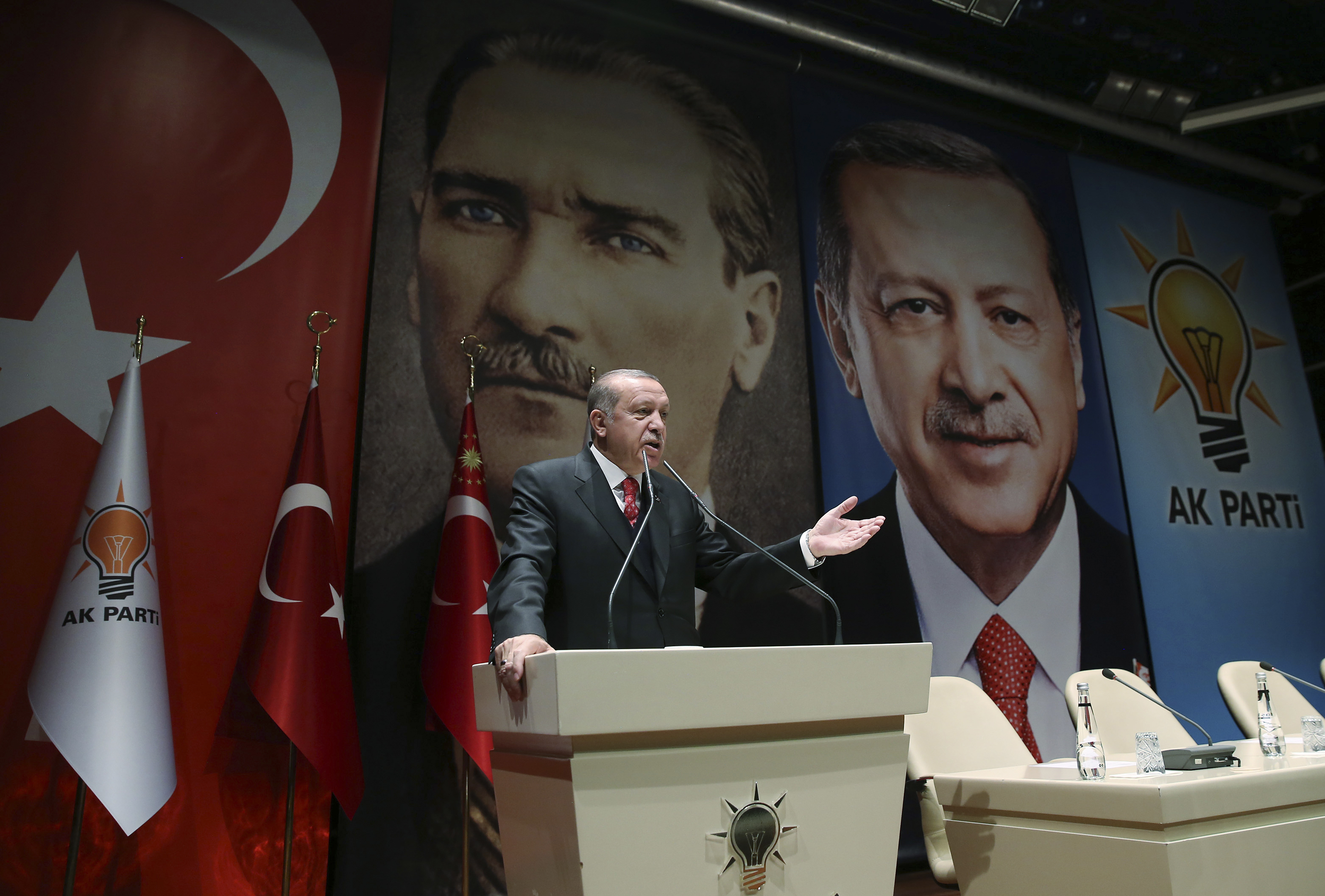 Ердоган разказва за скандала с НАТО пред регионални лидери на партията си на фона на собствения си портрет и този на Ататюрк