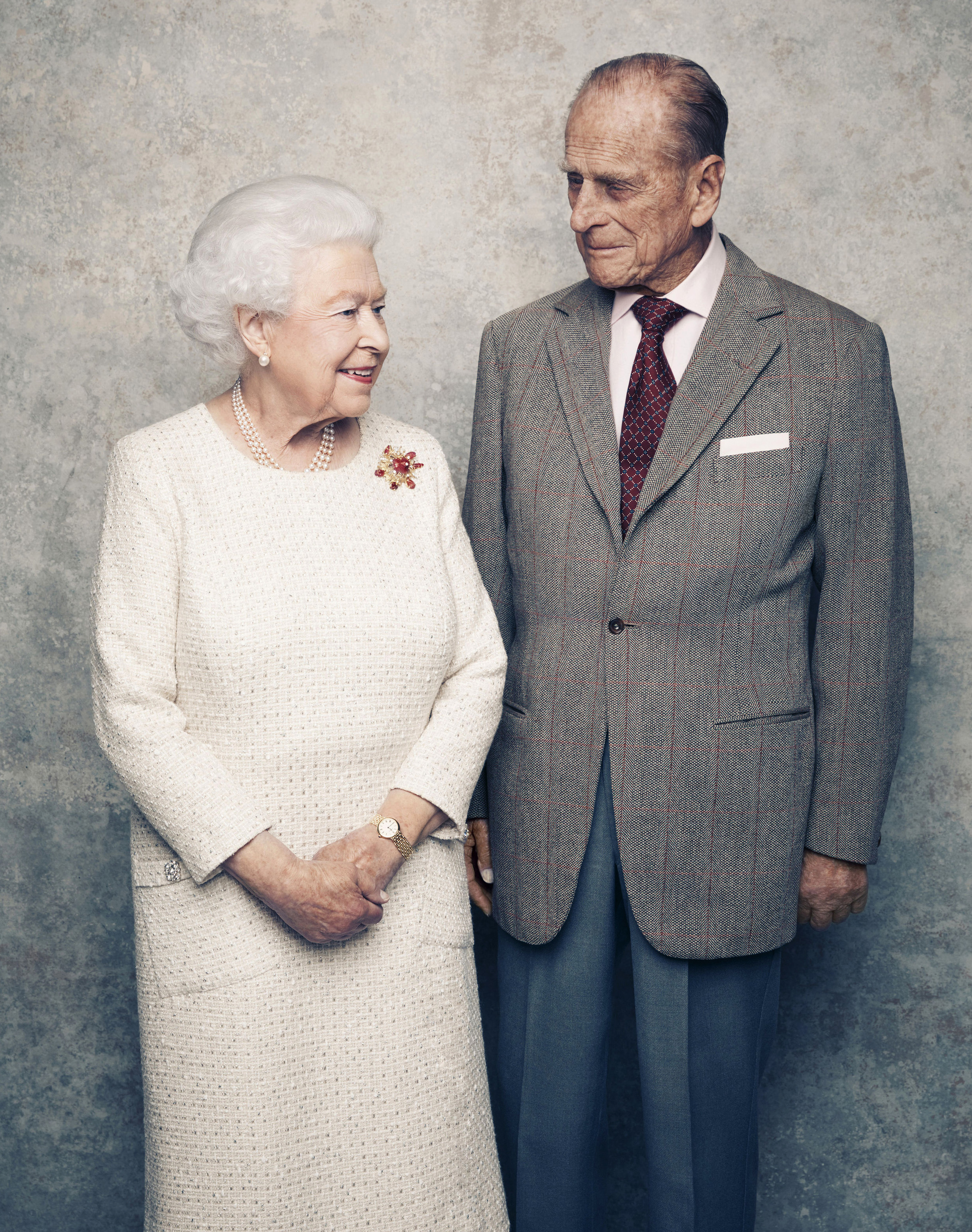 Новата фотосесия на Елизабет II с принц Филип за 70 години брак
