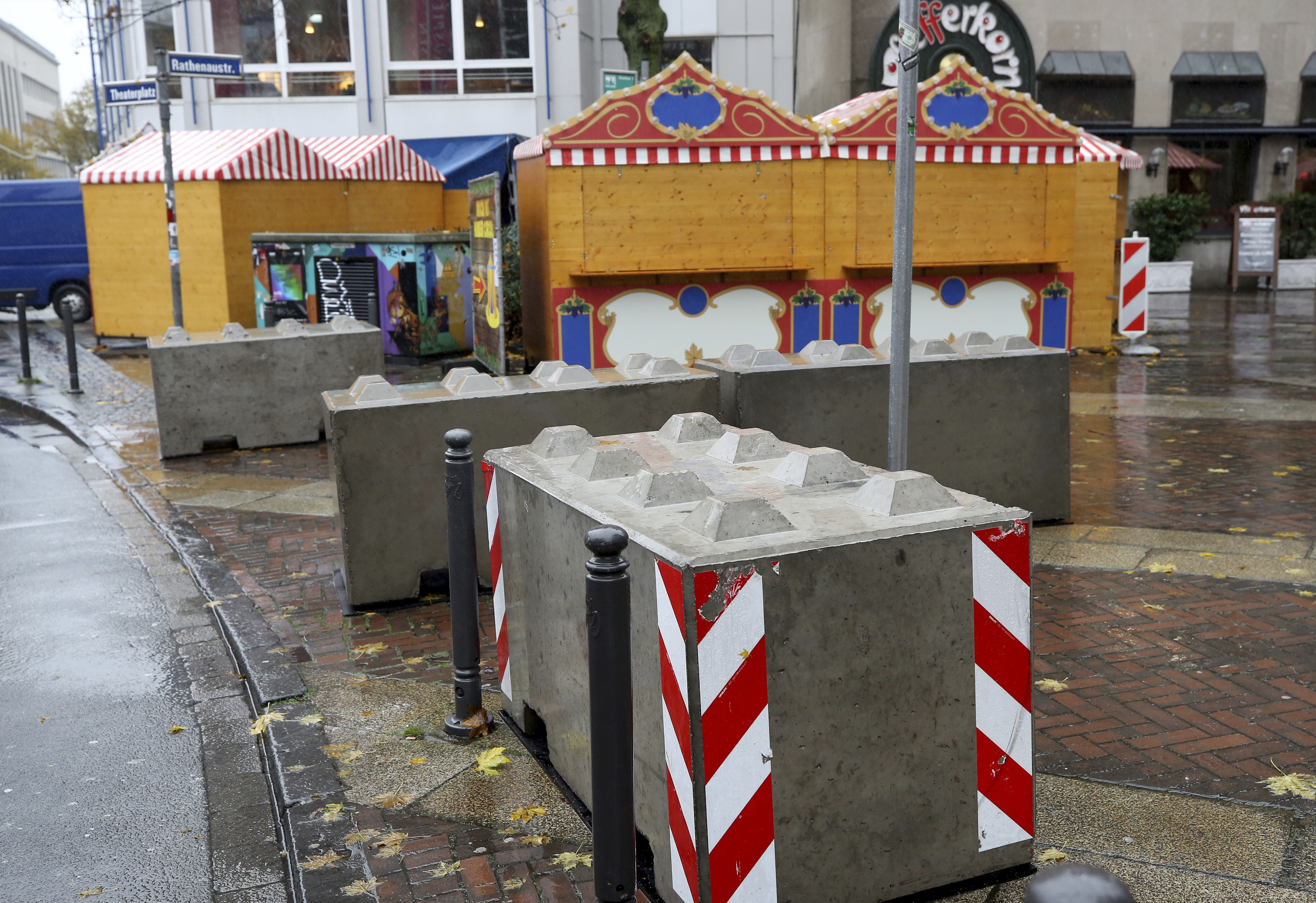 Павилиончетата на традиционния коледен базар в Есен тази година са защитени с бетонни блокове заради опасения от тероризъм