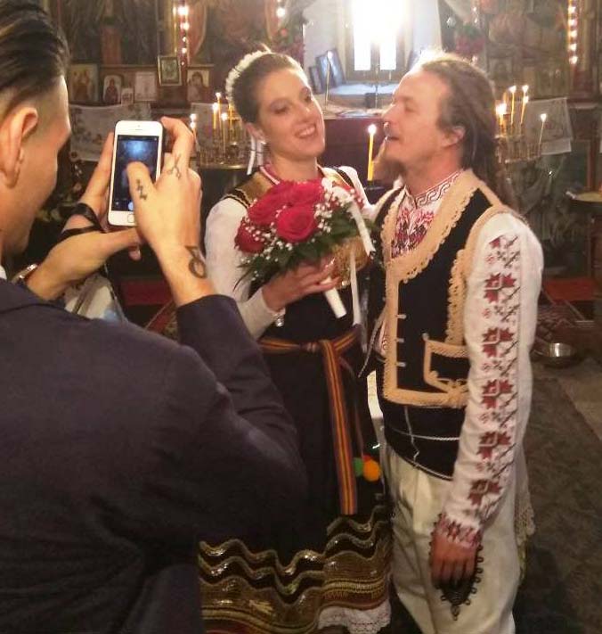 Швейцарци се венчаха в шопски носии в търновско село