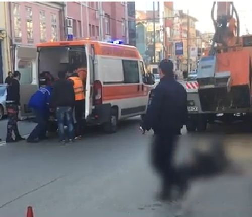 Общинска вишка се счупи, двама са тежко ранени (видео)