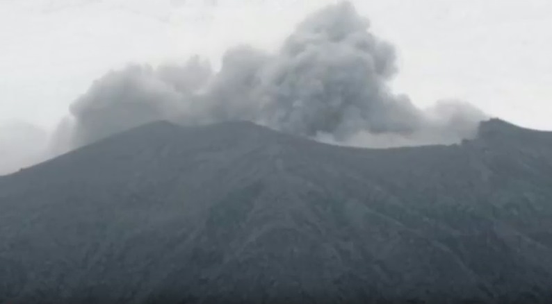 Вулкан изхвърля пепел на 700 метра (Видео)