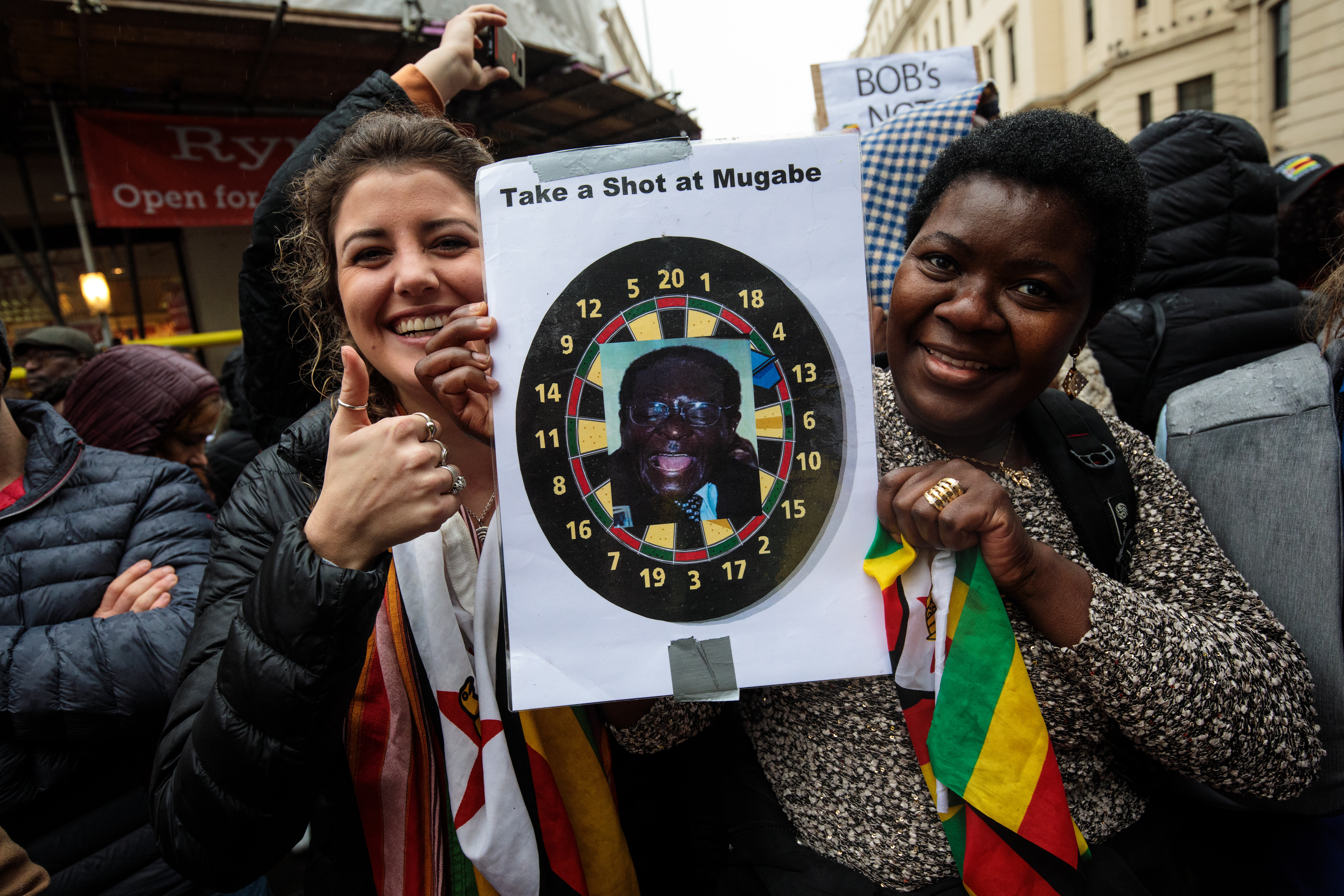 Демонстранти в Лондон, искащи оставката на Робърт Мугабе (на плаката е написано ”Прицелете се в Мугабе” - бел. ред.)