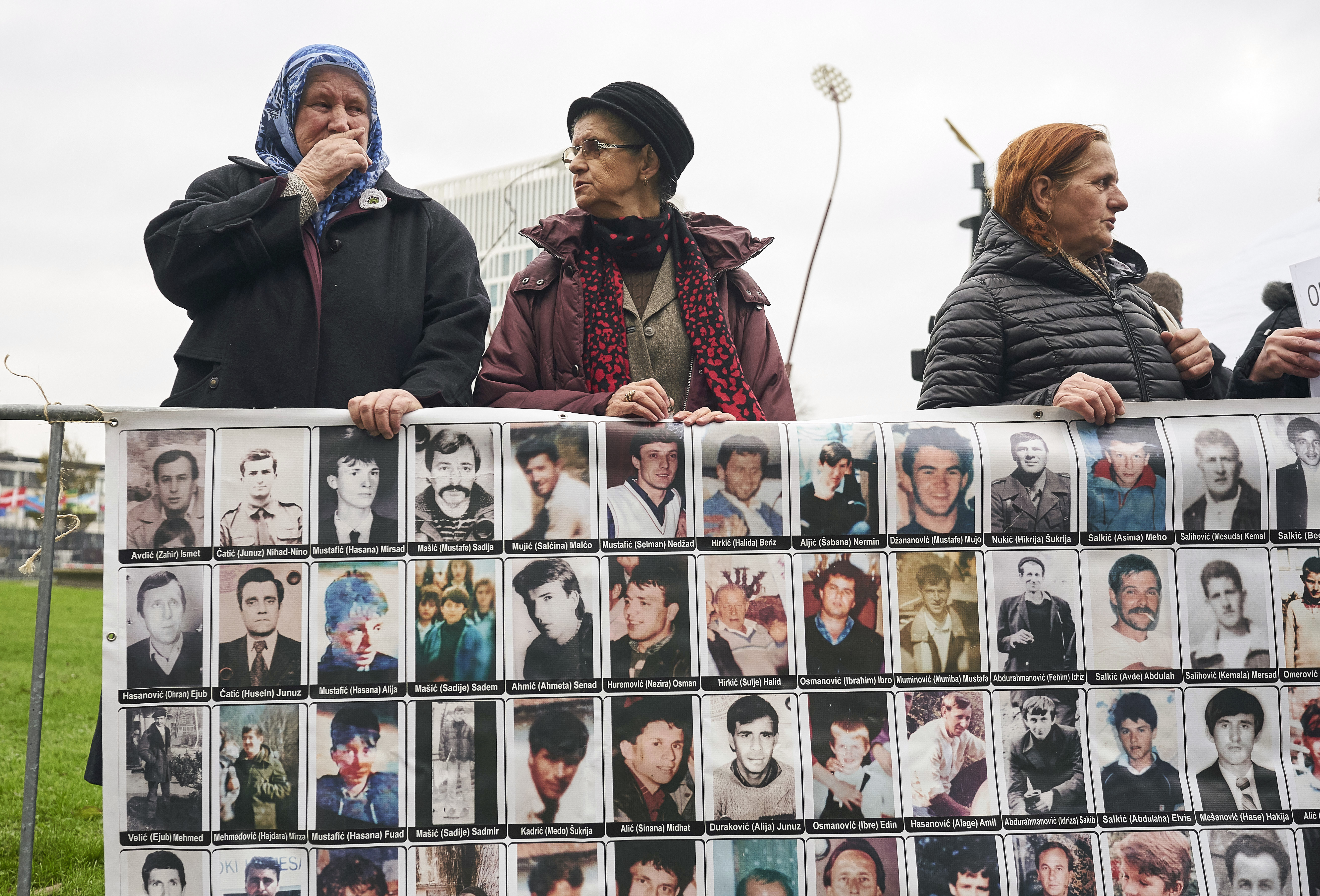 Роднини на жертвите от Сребреница пред трибунала в Хага