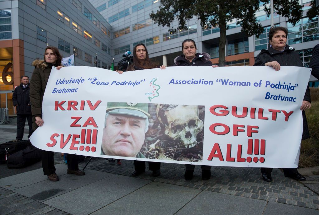 Протест пред трибунала в Хага по време на процеса срещу Ратко Младич
