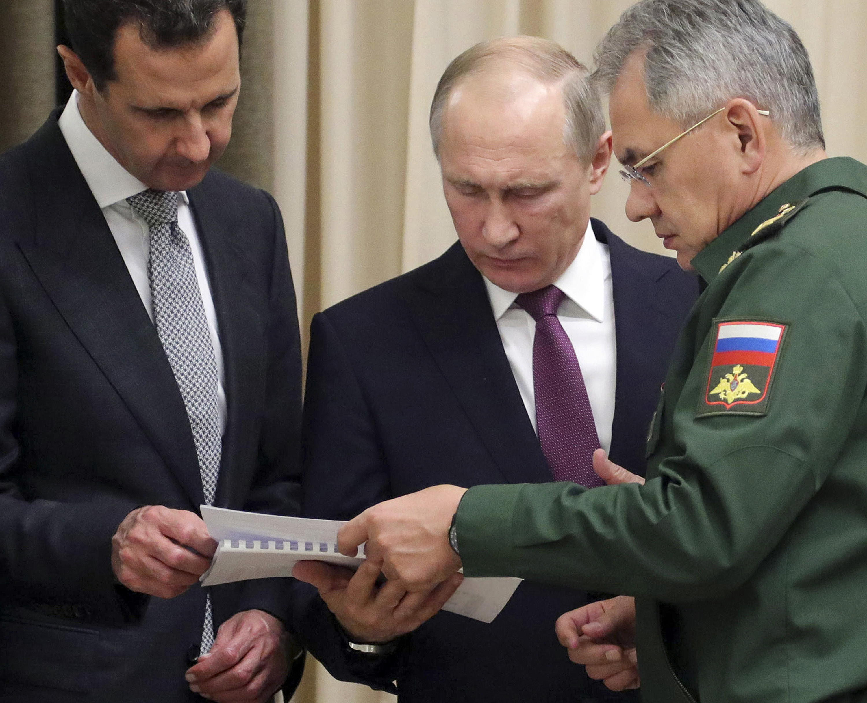 Сирийският президент Асад, руският Путин и военният министър на Русия Сергей Шойгу по време на срещата им в Сочи