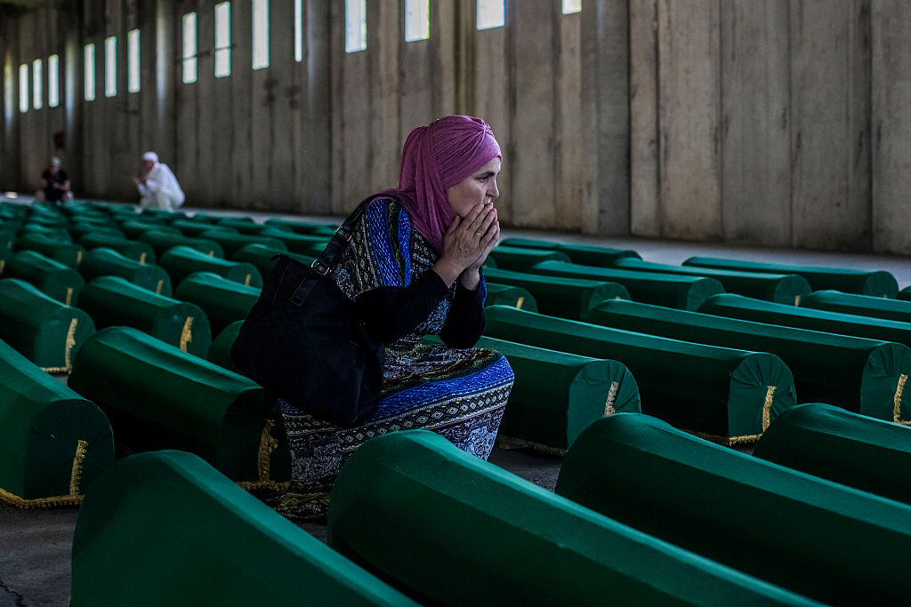 Мюсюлманка оплаква жертви на нареденото от Младич клане при Сребреница