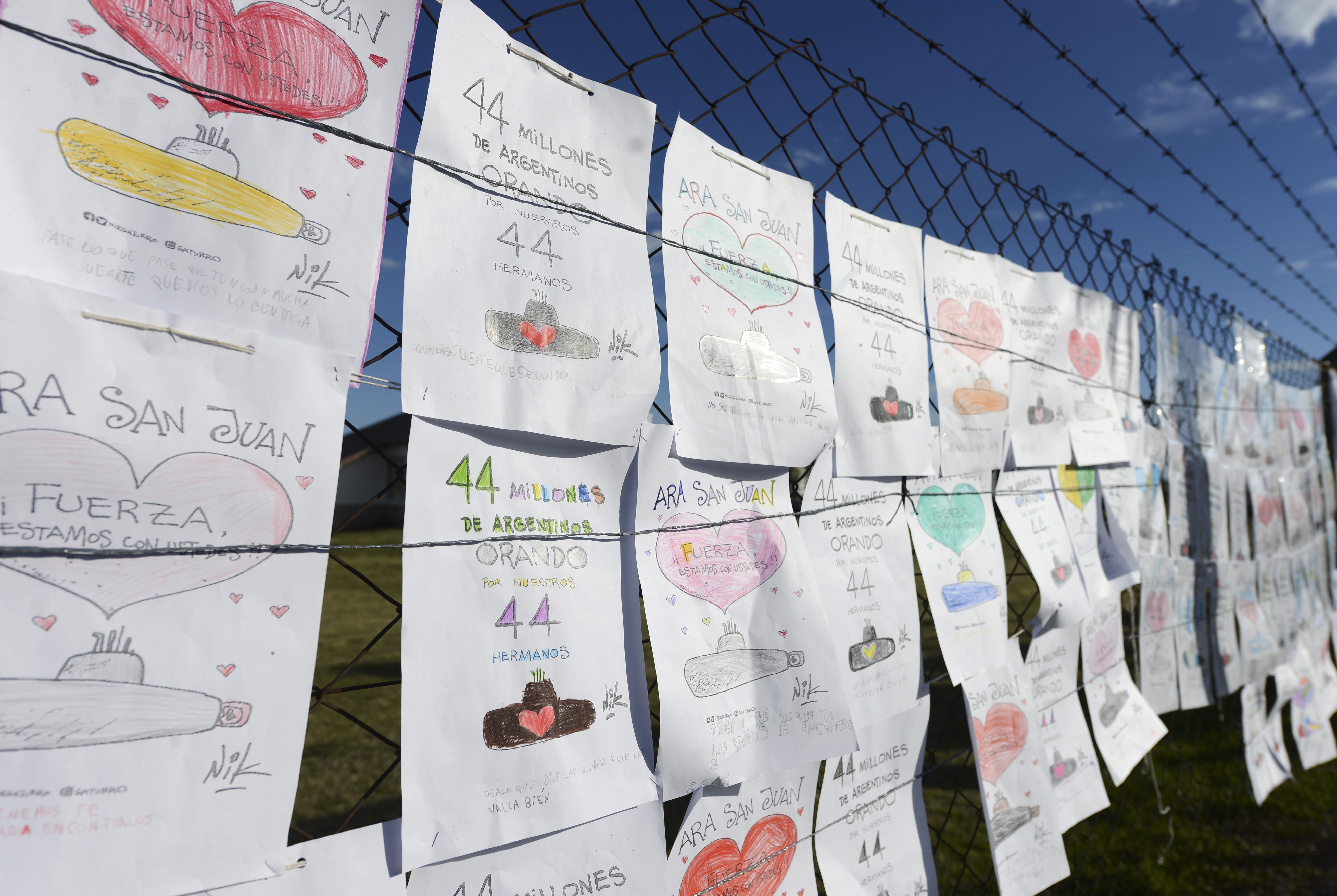 Рисунки на деца на оградата на военноморската база ”Мар дел Плата” в подкрепа на екипажа на изчезналата подводница