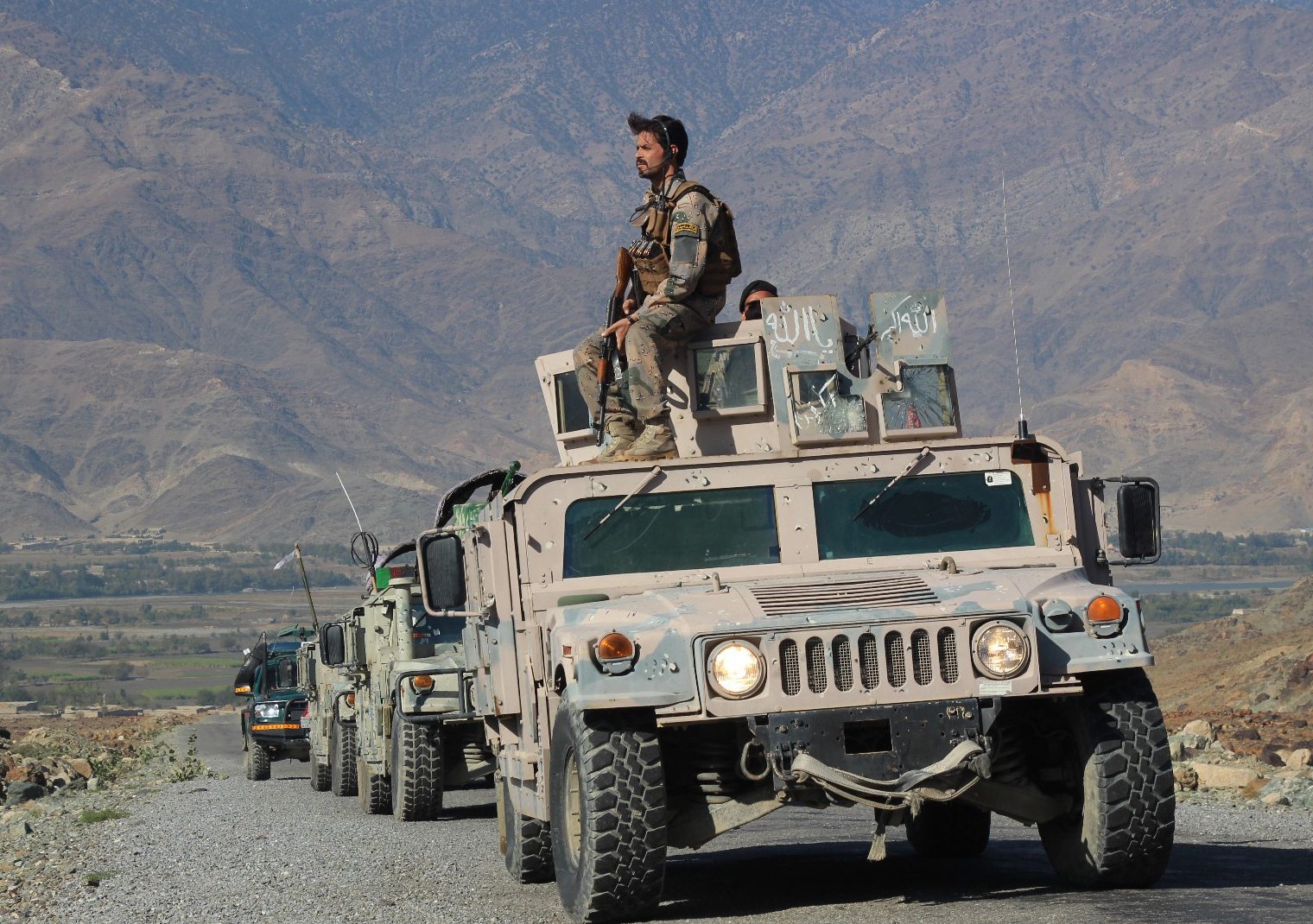 Военна колона по време на операция срещу бойци на ”Ислямска държава” в провинция Кунар, Афганистан