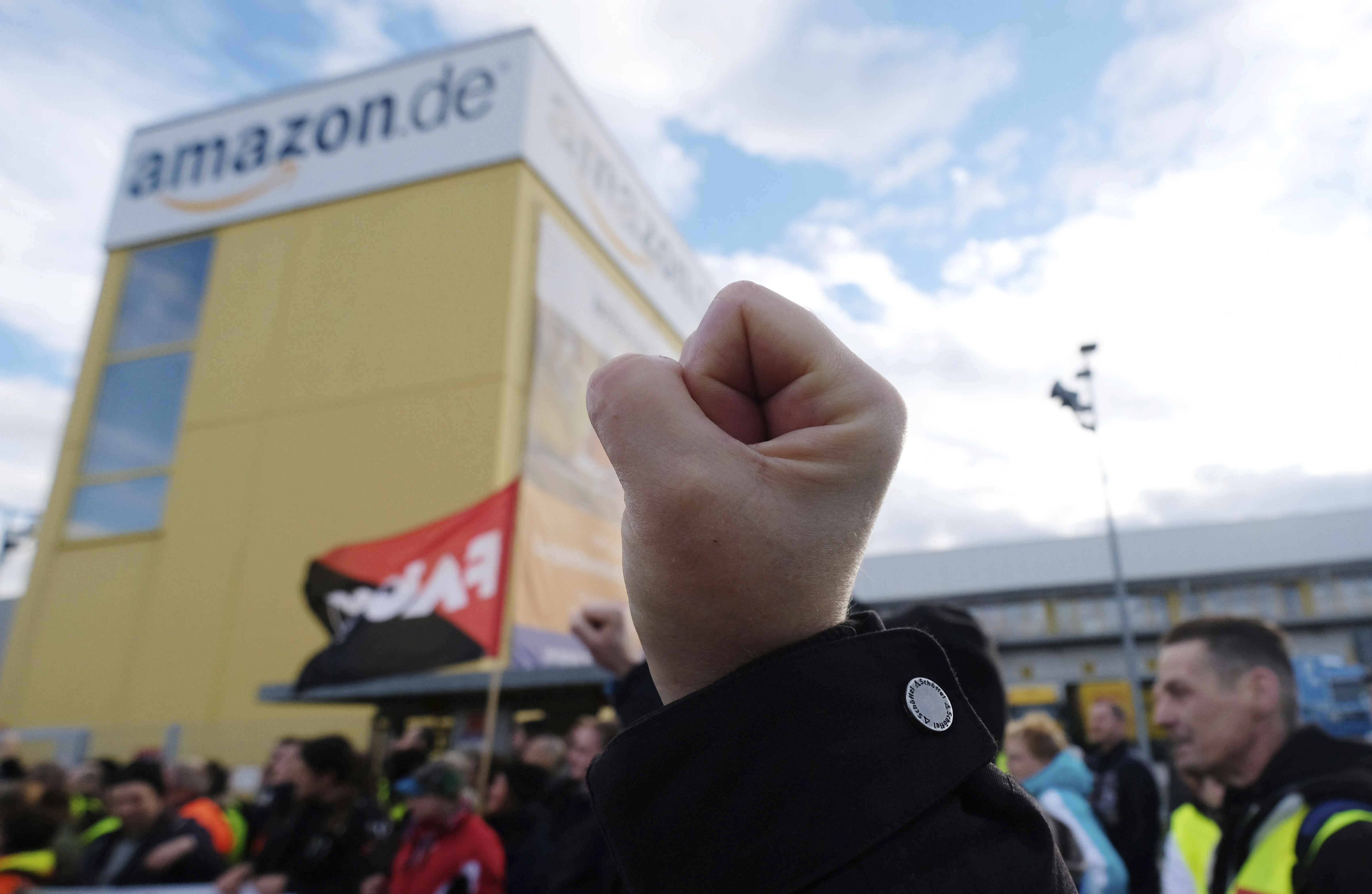 Служителите на Амазон в Германия и Италия стачкуват