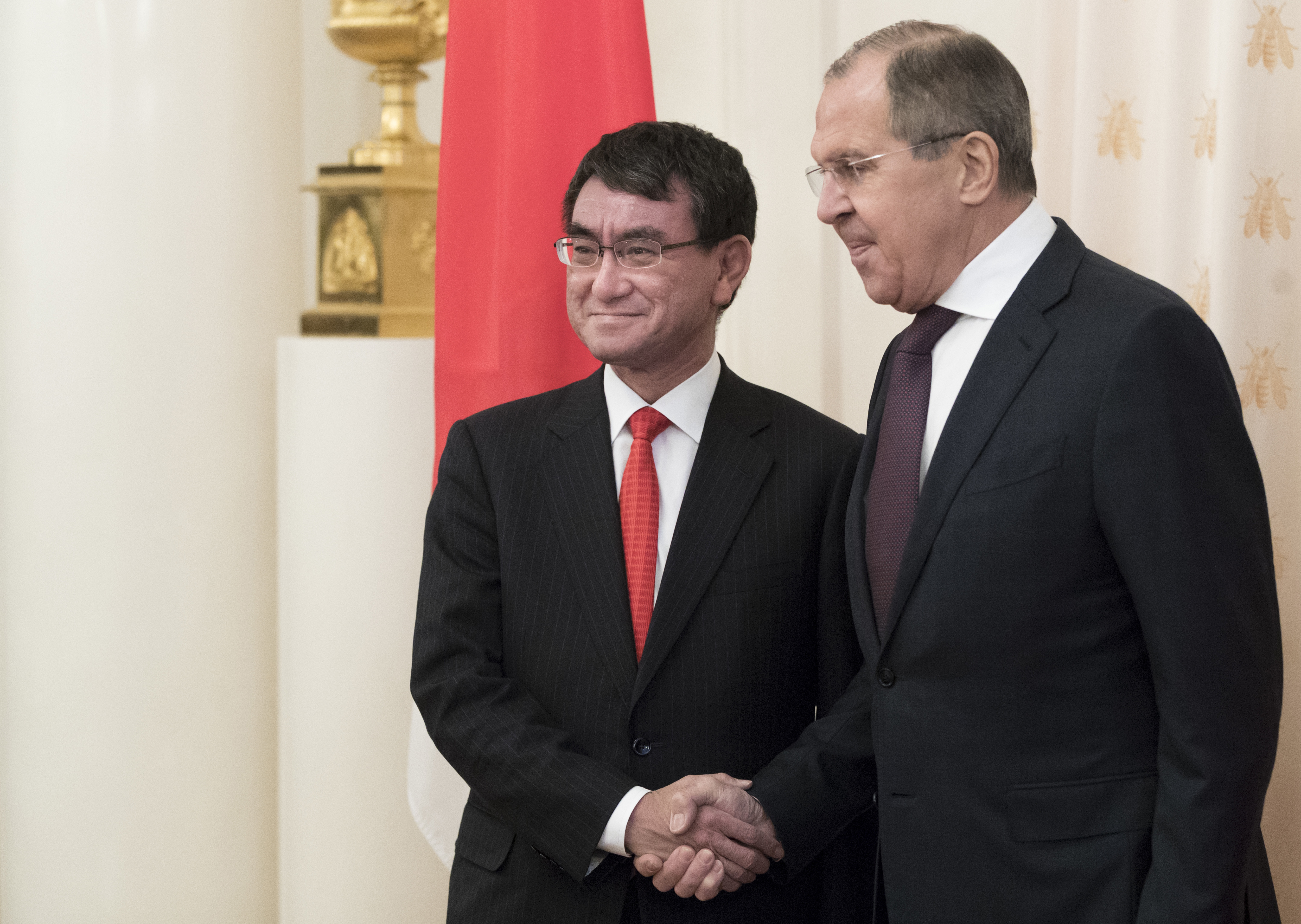 Сергей Лавров е казал на Таро Коно, че Русия е против милитаризацията на Азия