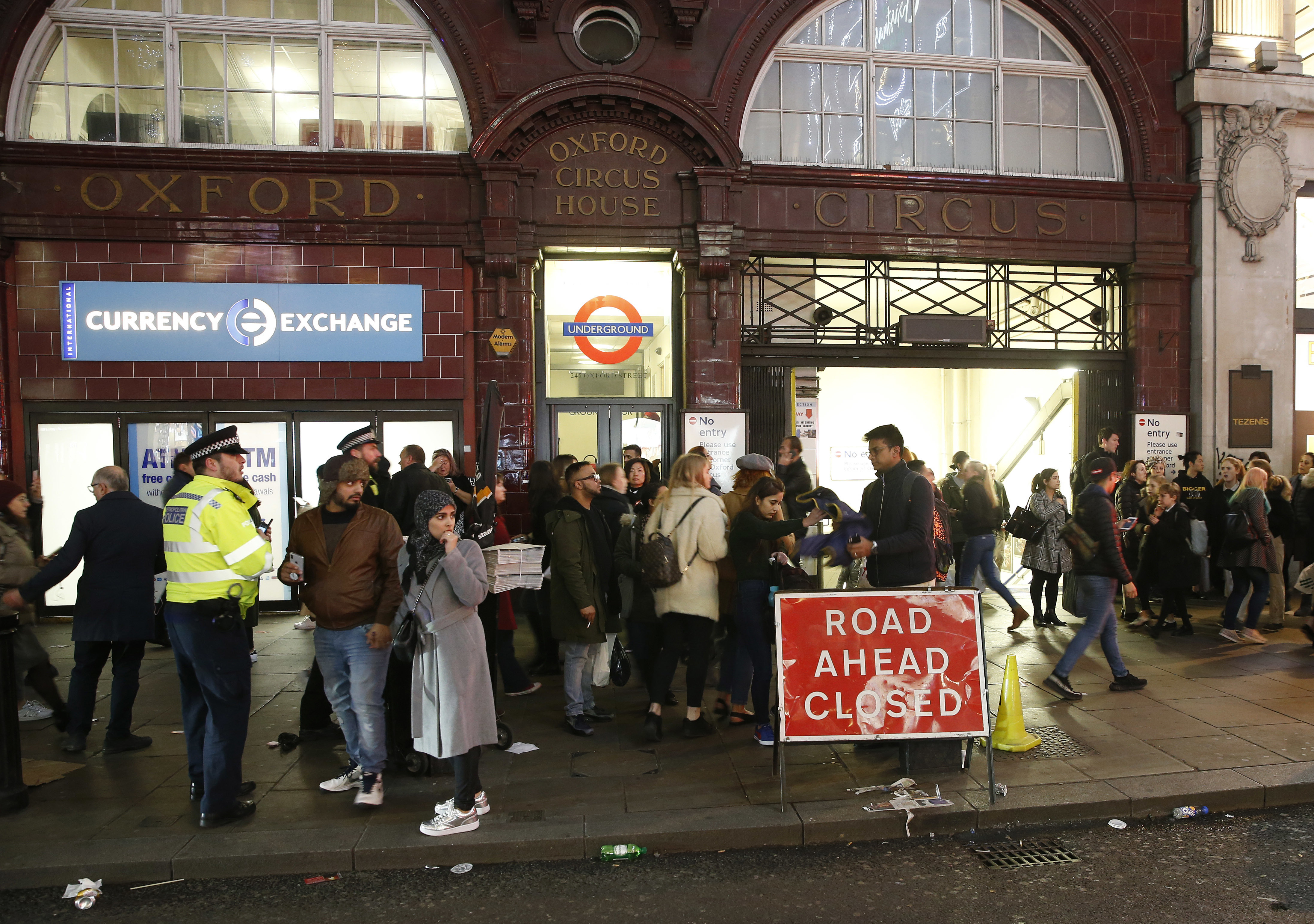 Полиция и граждани пред метростанцията ”Оксфорд съркъс” в Лондон