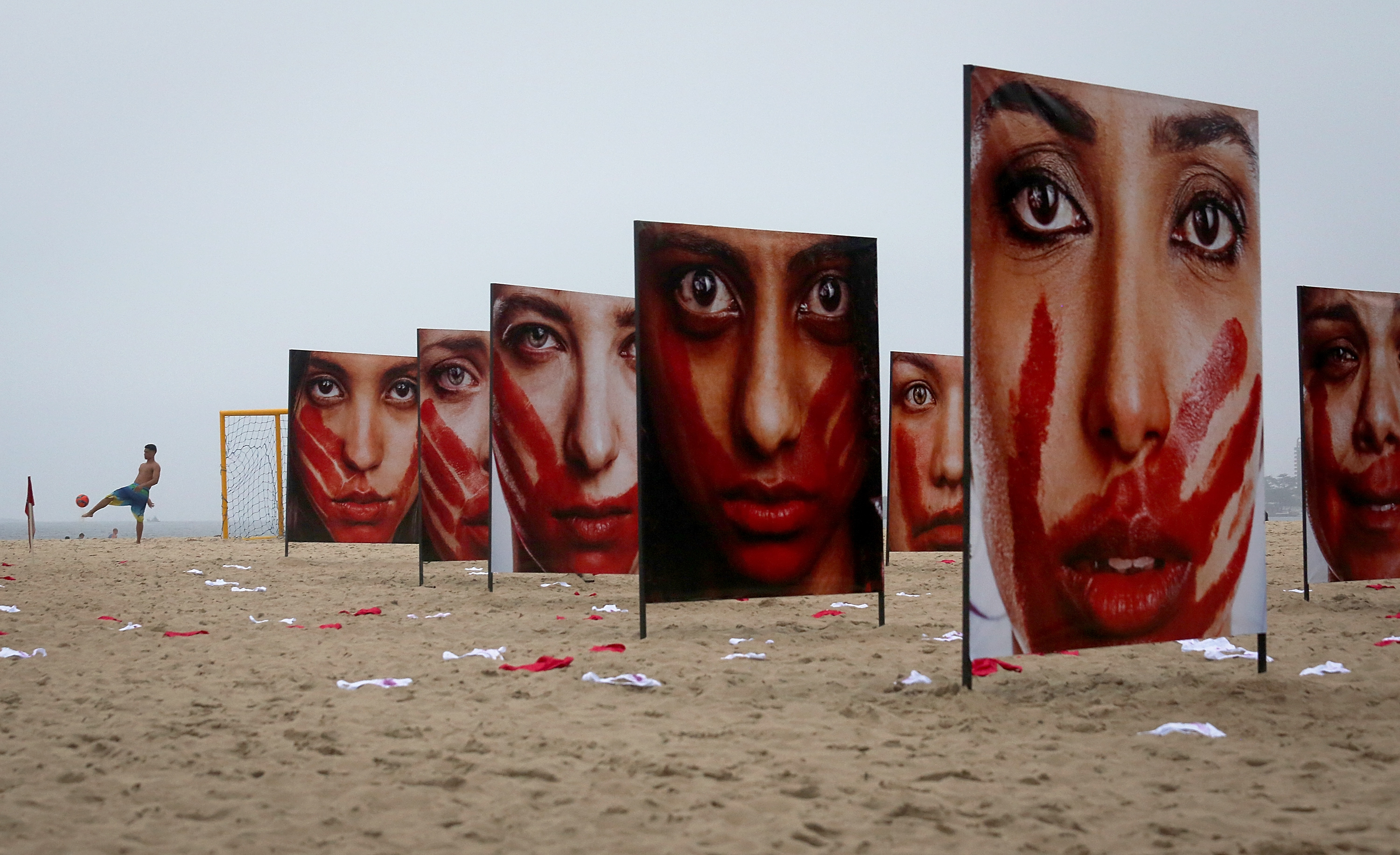 Протест на плаж в Рио де Жанейро против насилието над жени