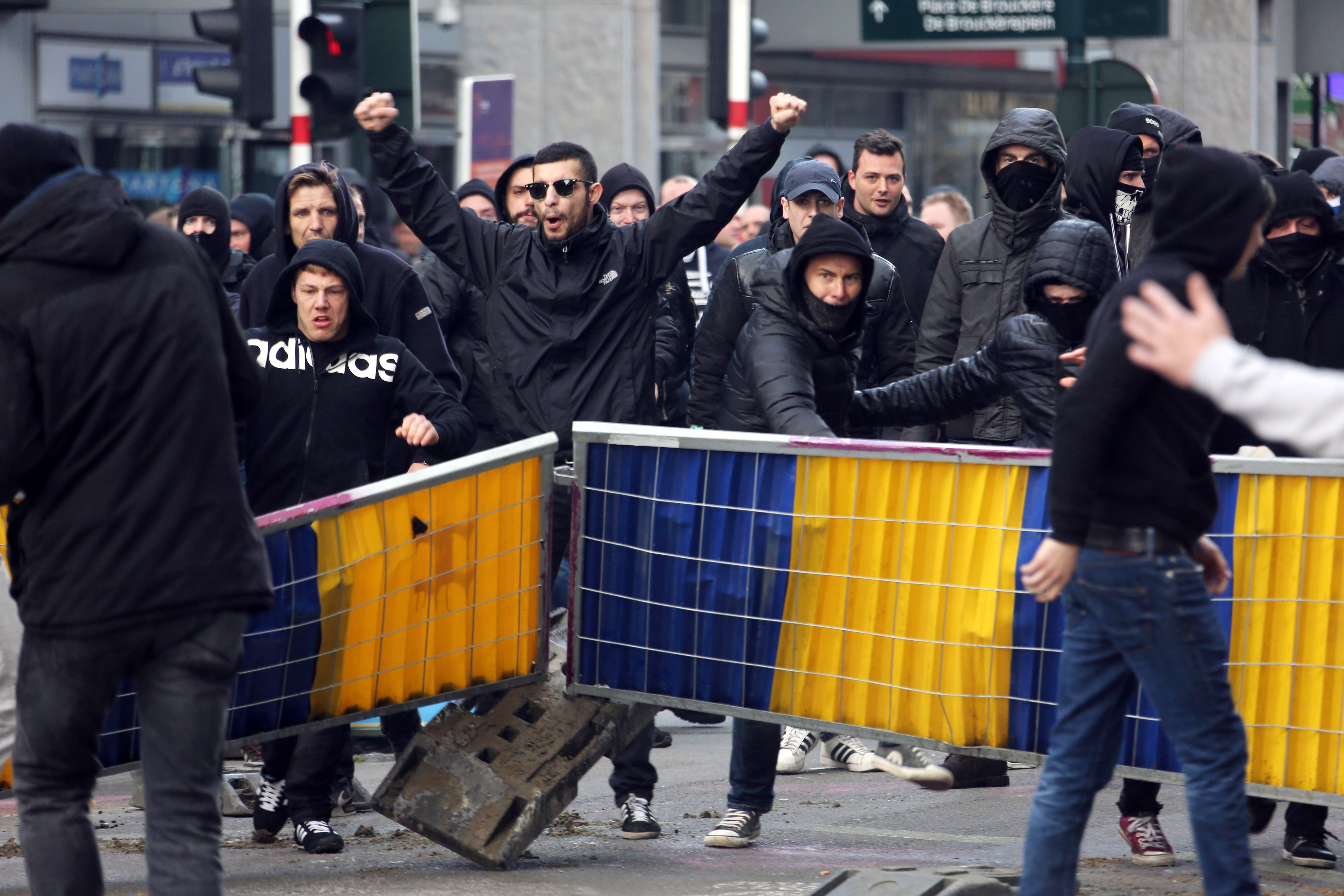 младежи с качулки са били в основата на инцидента в центъра на Брюксел